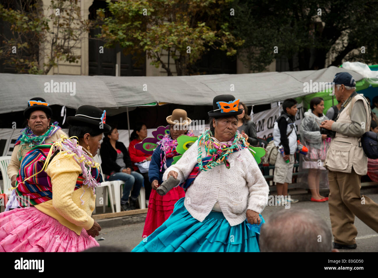 Les femmes à la danse cholas procession carnaval à La Paz, Bolivie Banque D'Images