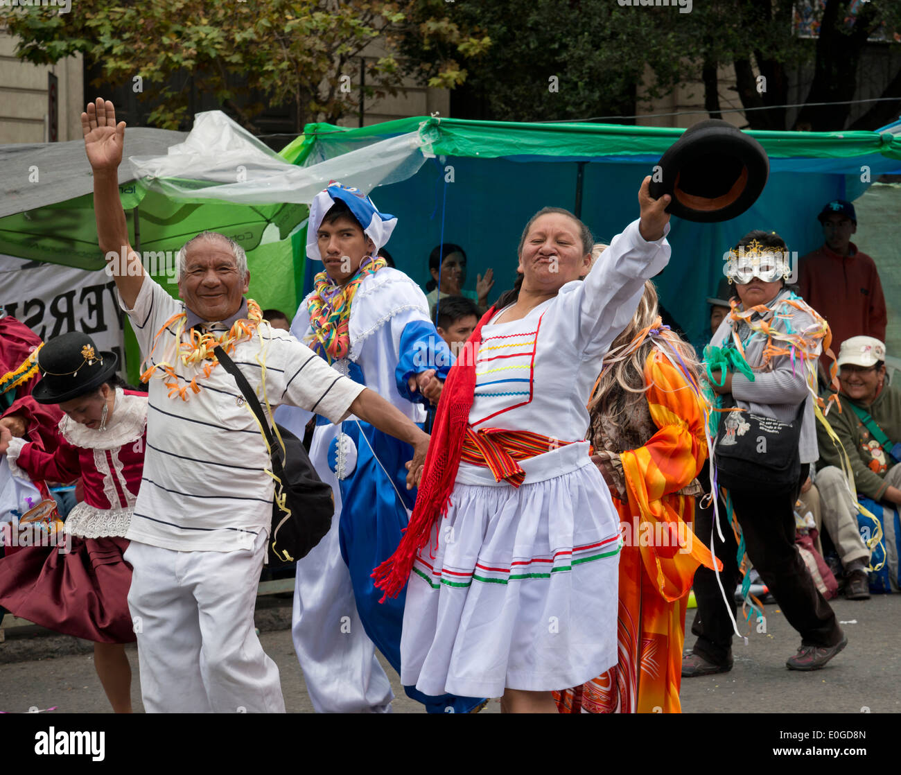 En agitant l'homme et la femme bolivienne au cortège de carnaval à La Paz. Banque D'Images
