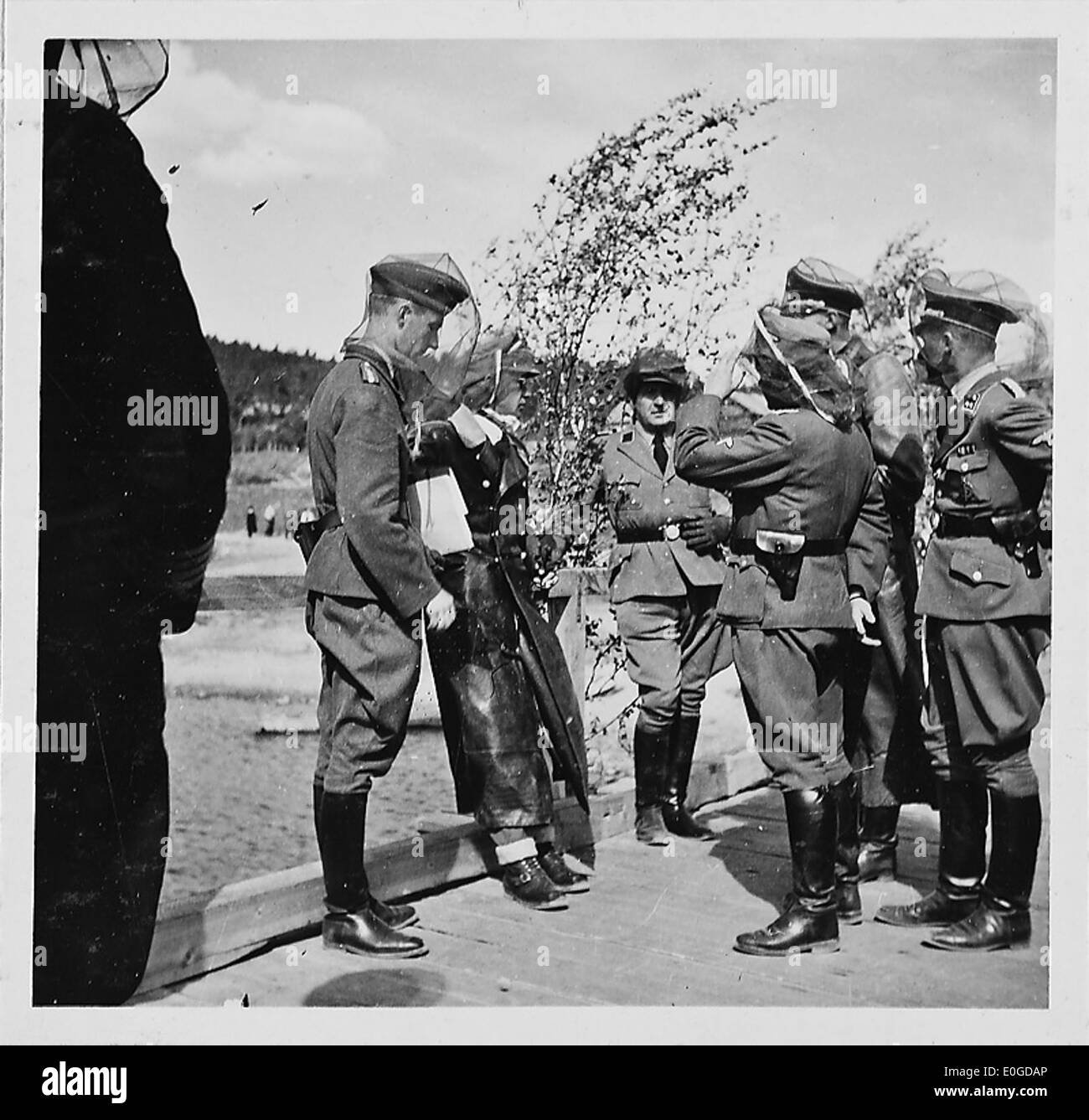 Karasjok, situé dans le nord de la Norvège, a été touché par l'occupation allemande pendant la seconde Guerre mondiale. Cette photographie représente probablement le paysage et les gens pendant la guerre, mettant en valeur les conditions de vie difficiles dans la Norvège occupée. Banque D'Images