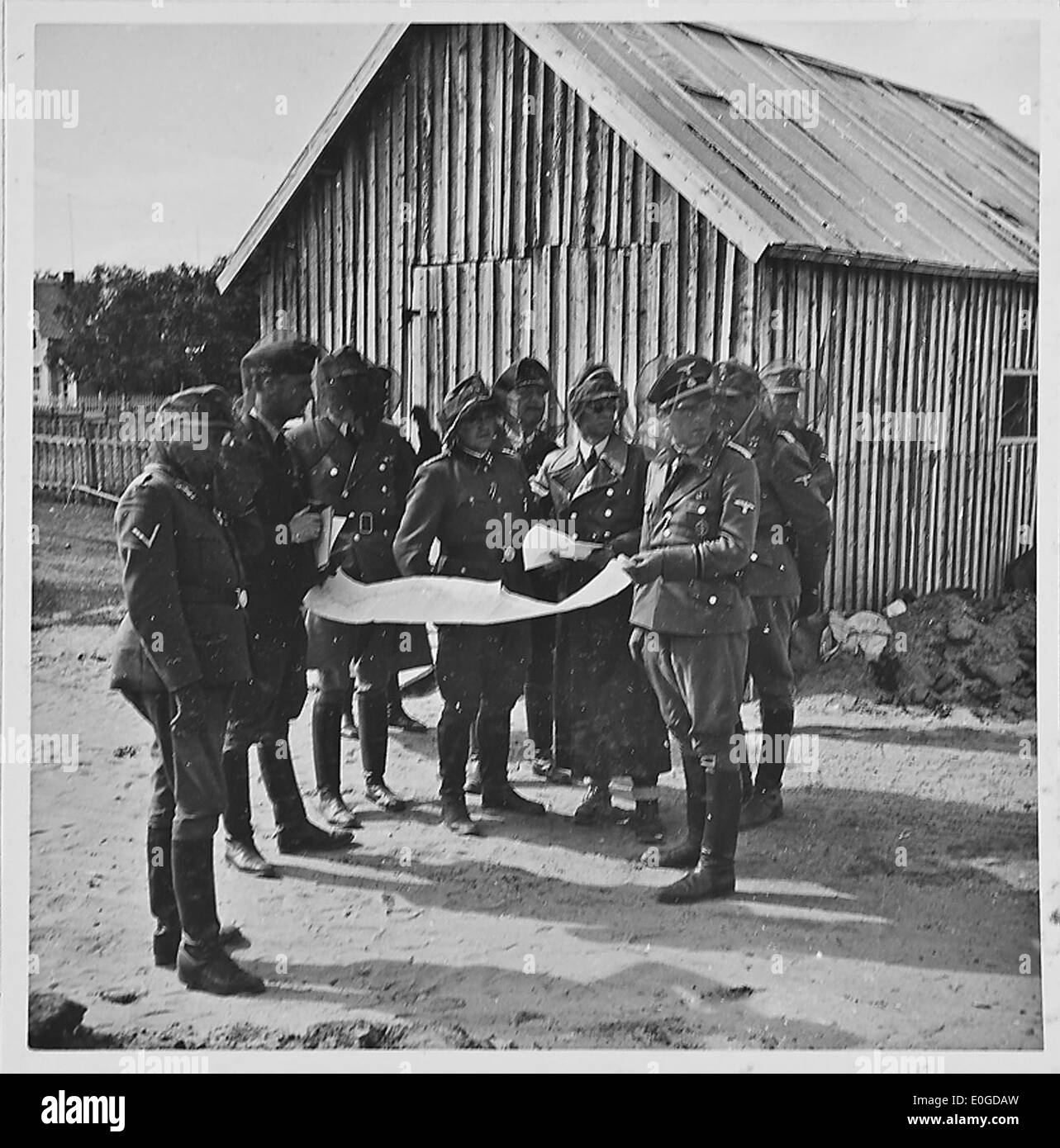 Cette photographie de Karasjok en Norvège montre l'utilisation de moustiquaires pour la décoration pendant la seconde Guerre mondiale, offrant un aperçu de la vie en temps de guerre dans la Norvège rurale. Banque D'Images