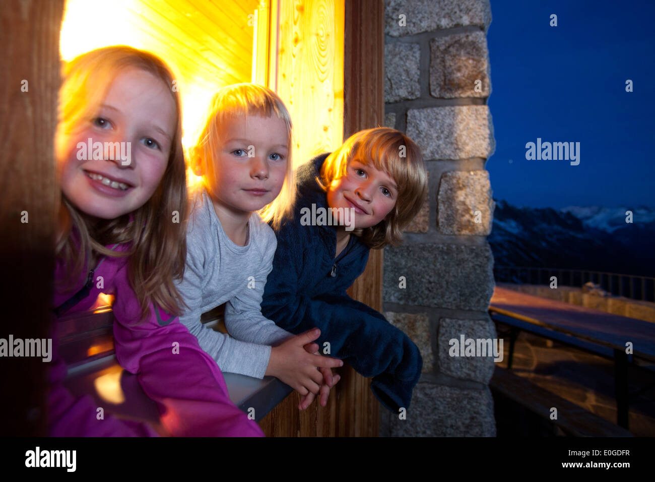Deux filles et un garçon dans un refuge de montagne, le Sewenhut Alpine-Club SAC, Swiss, Swiss Alps, Kanton Uri, Suisse Banque D'Images