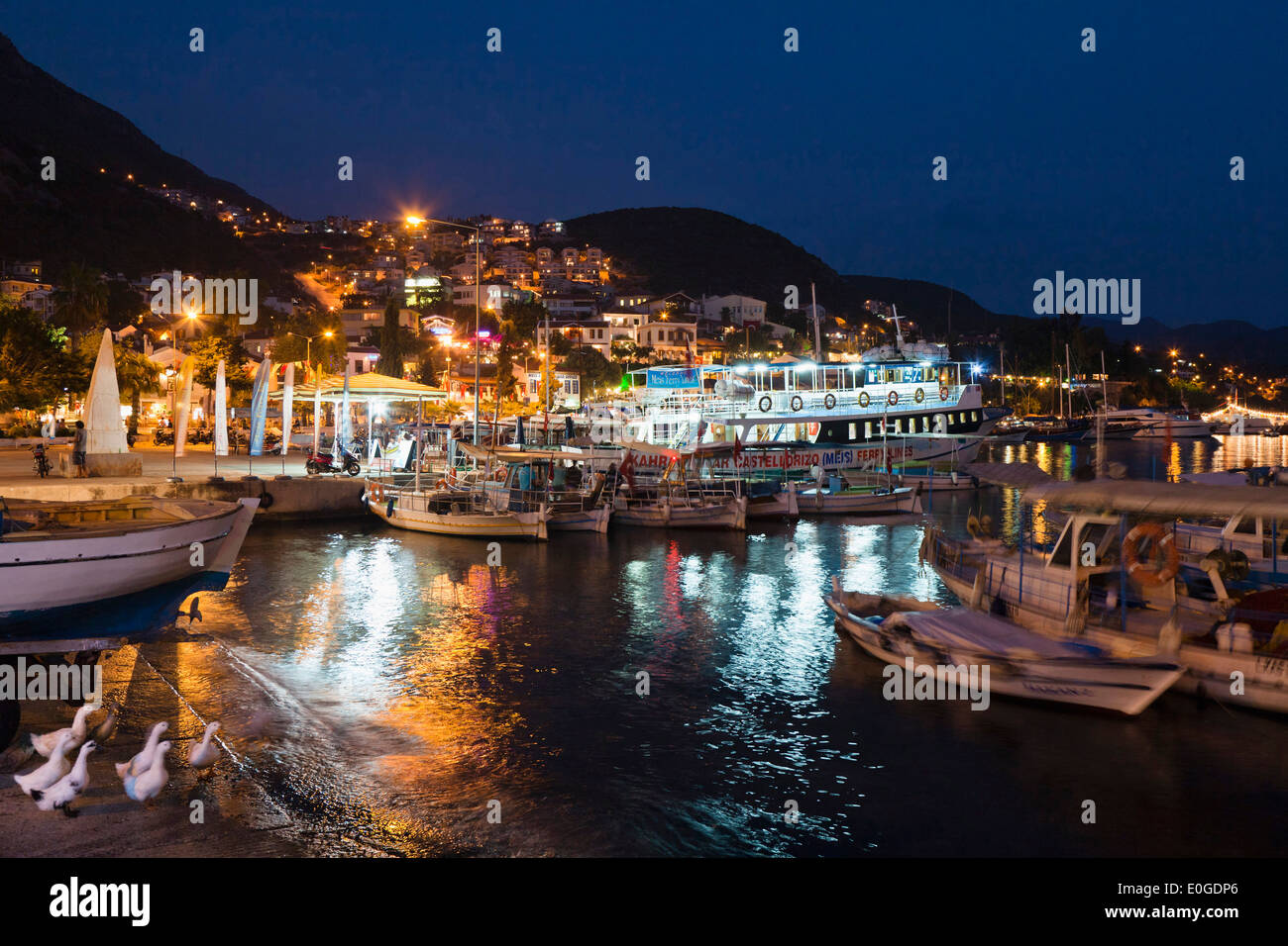 La nuit du port de Kas, côte lycienne, Lycie, Mer Méditerranée, Turquie, Asie Banque D'Images