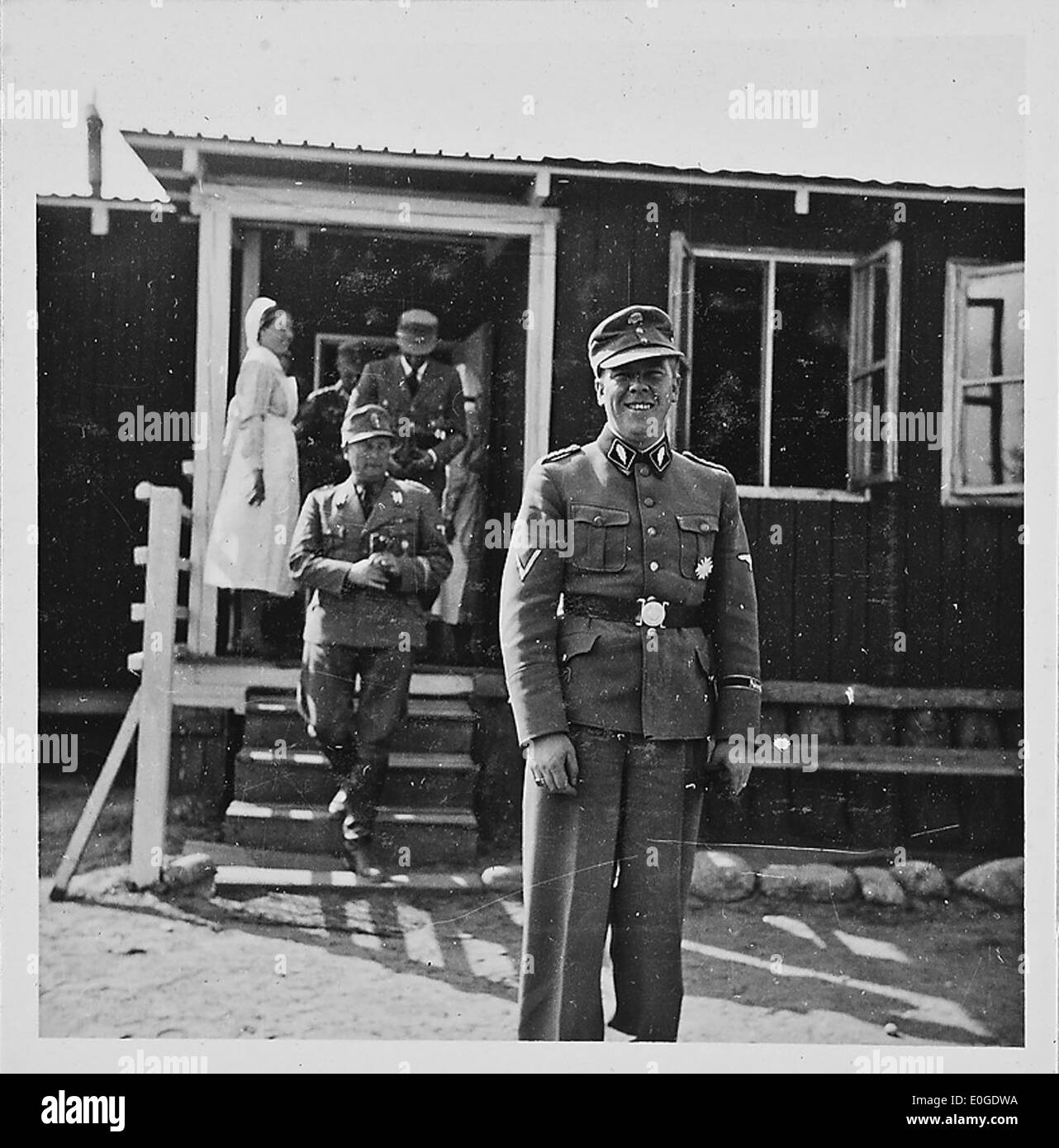 Photographie d'une visite à la maison d'un soldat pendant la seconde Guerre mondiale, documentant la vie et les activités au sein de la communauté militaire pendant l'occupation nazie. Banque D'Images