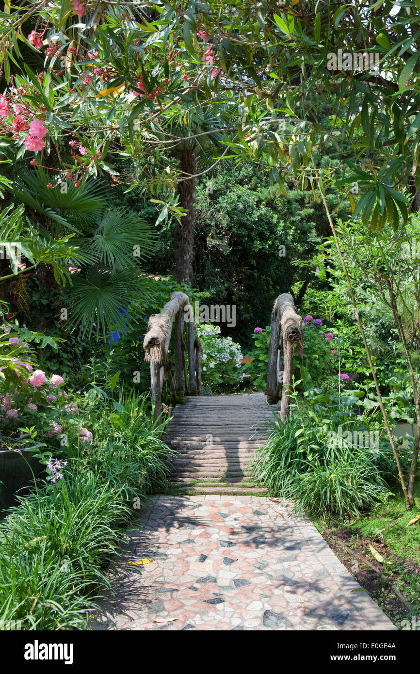 Pont à Andre Hellers' jardin, jardin botanique, Gardone Riviera, Lac de Garde, Lombardie, Italie, Europe Banque D'Images