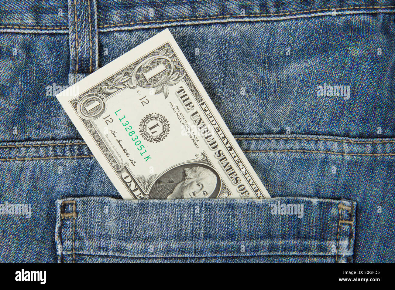 Un plan macro de jeans à la mode américaine avec 1 dollar bill sur la poche Banque D'Images
