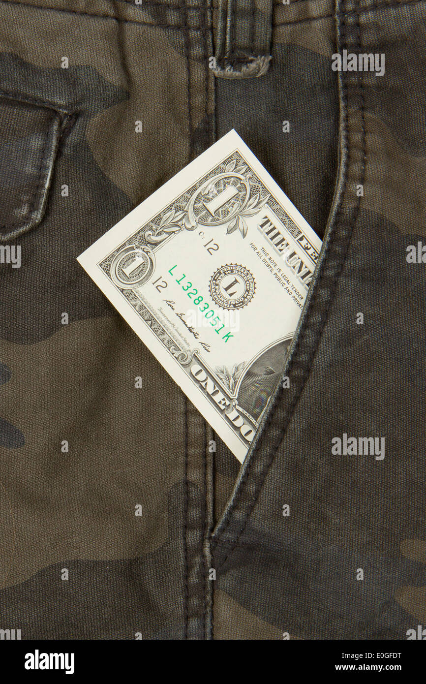 Un plan macro de jeans à la mode américaine avec 1 dollar bill sur la poche Banque D'Images