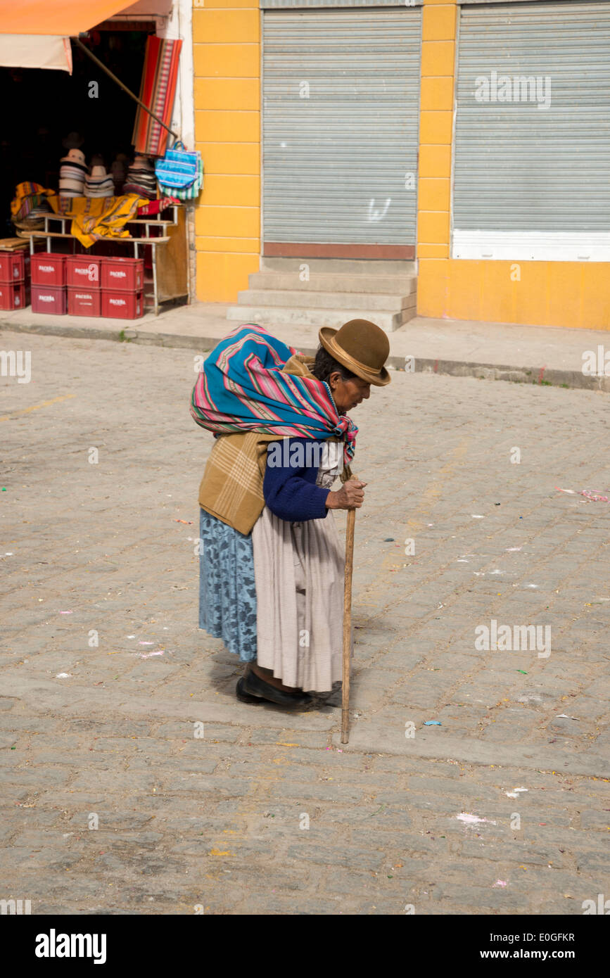 Vieille femme bolivienne, avec bâton de marche de Copacabana, Bolivie. Banque D'Images