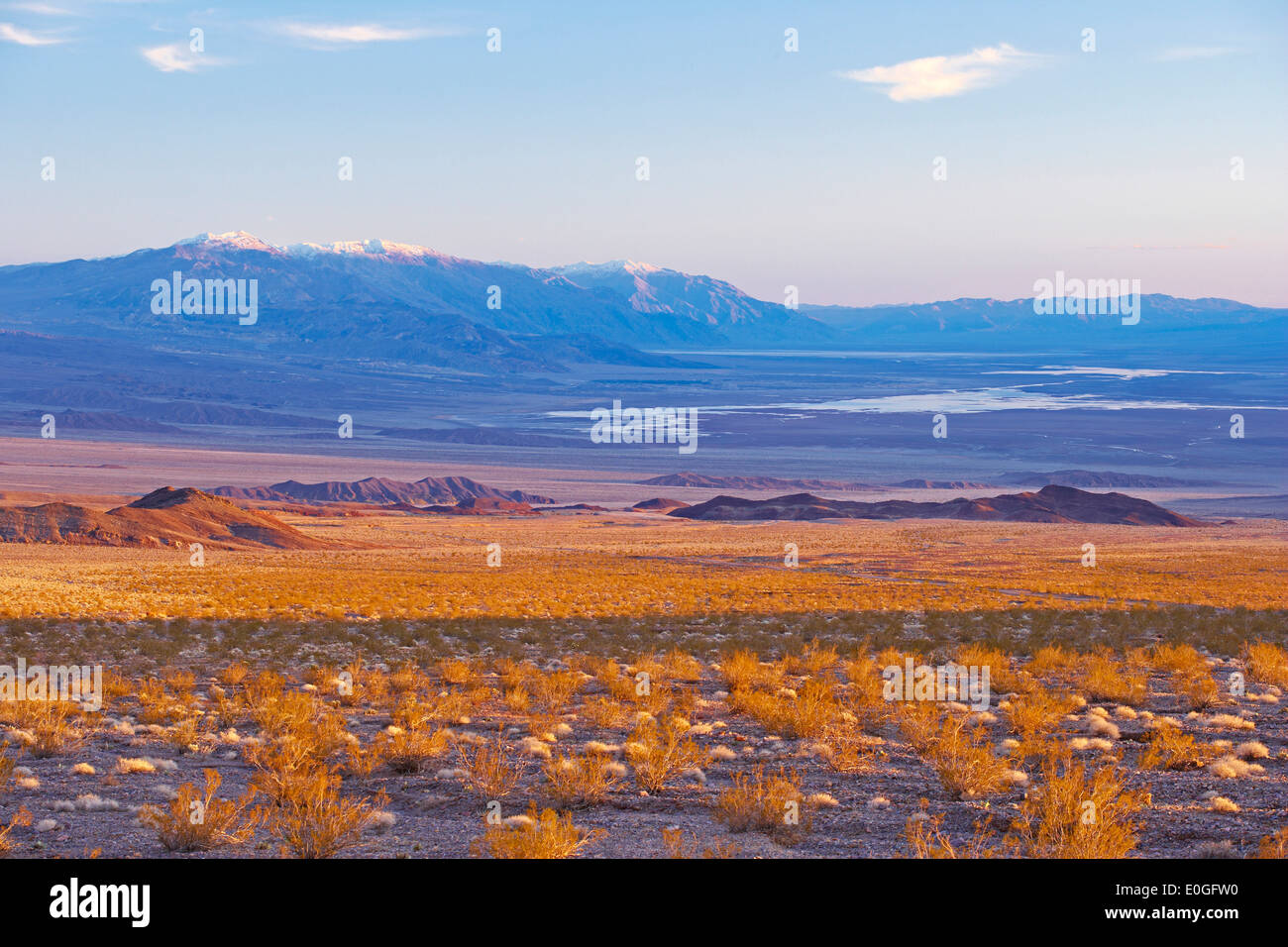 Vue de la vallée de la mort et l'Amargosa range dans la soirée, la Death Valley National Park, California, USA, Amérique Latine Banque D'Images
