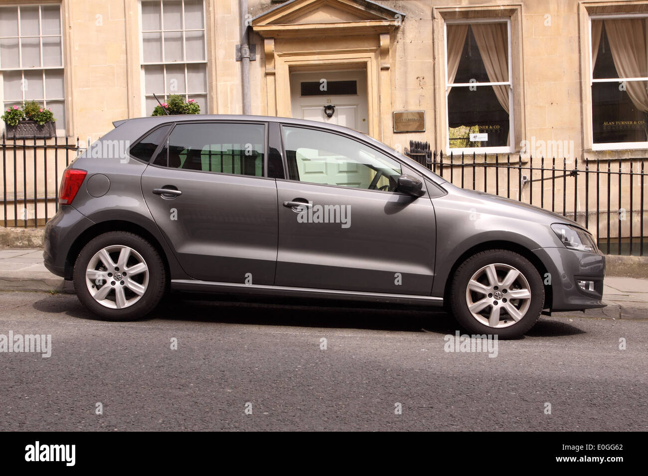 Volkswagen VW Polo 1.4 voiture gris moteur porte quatre garé sur une colline à Bath England UK Banque D'Images