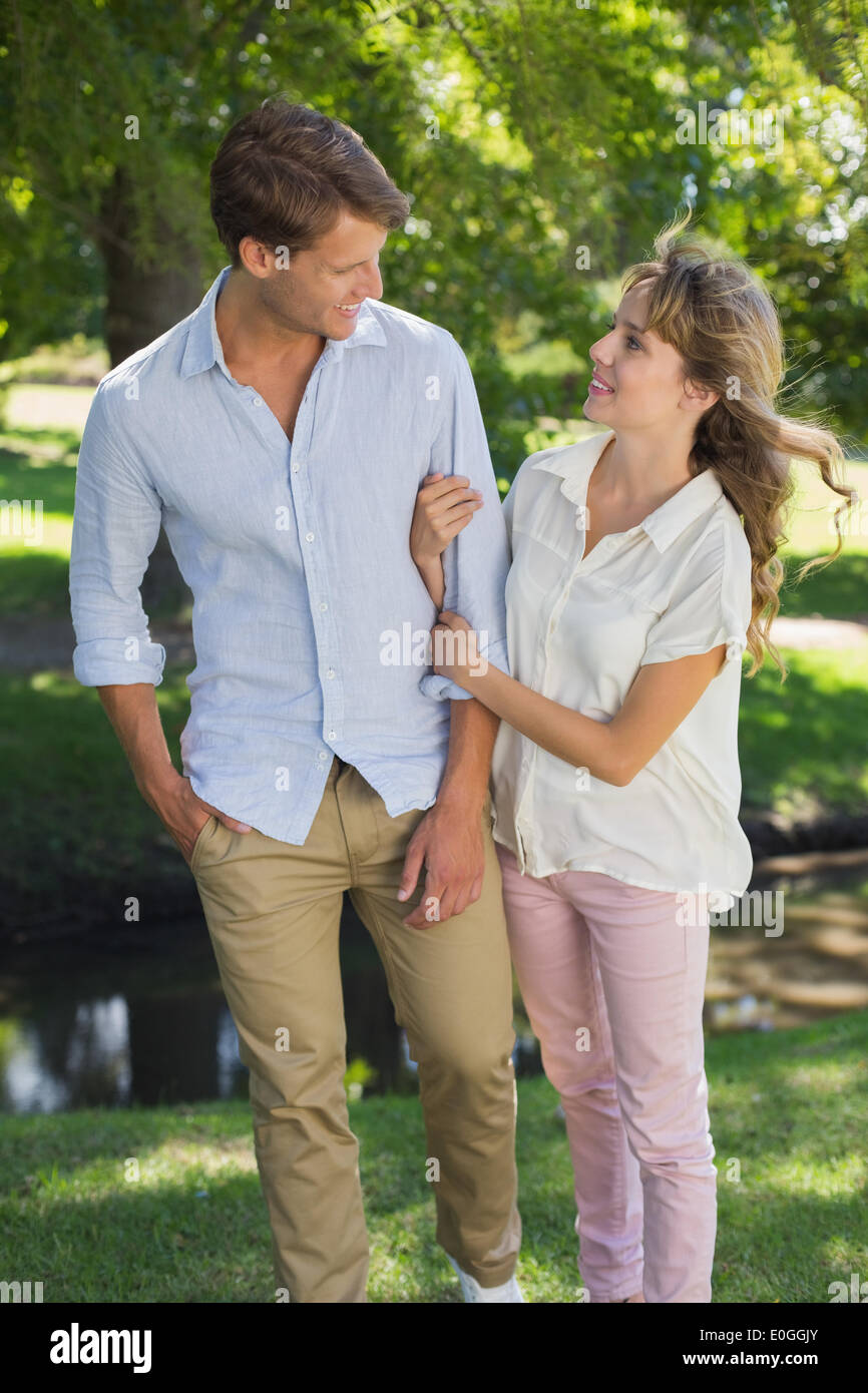 Couple marchant bras dessus bras dessous Banque de photographies et d