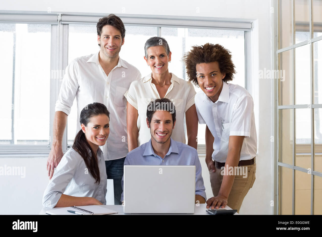 Les gens d'affaires attrayant sourire dans le milieu de travail Banque D'Images