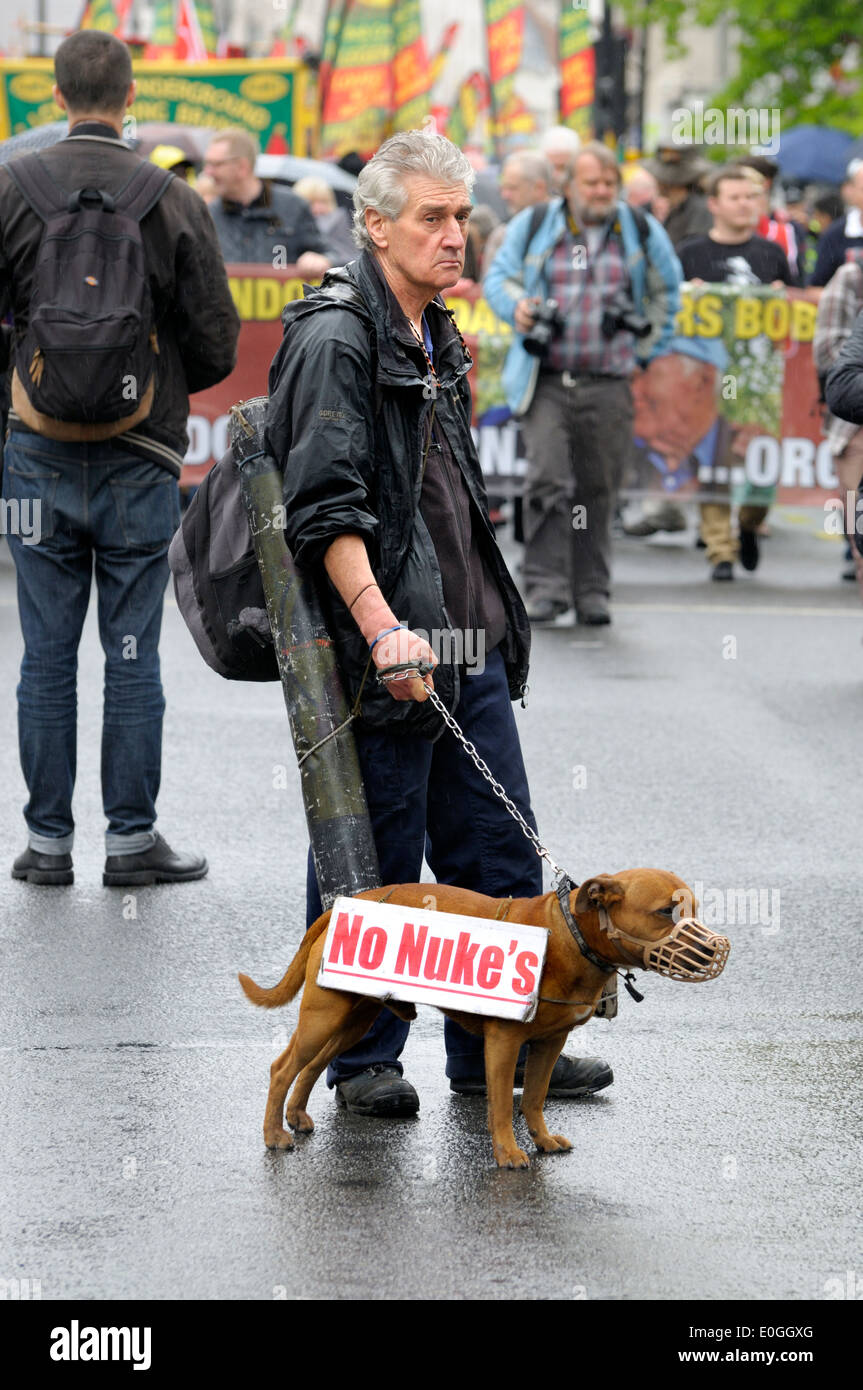 Stuart Holmes (Philippines) et son chien, également appelé Stuart, marchant au premier mai à Londres, 2014 Banque D'Images