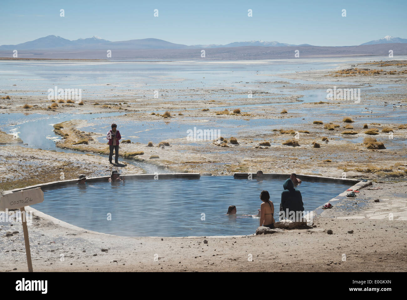 Un bain thermal à Thermas de Polques hot springs, Eduardo Avaroa Réserve Nationale, sud de la Bolivie. Banque D'Images