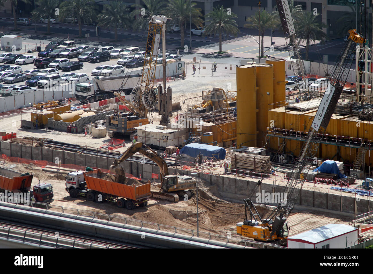 Les travaux de construction se poursuit sur un site par le Centre Financier International de Dubaï à Dubaï, Émirats Arabes Unis Banque D'Images