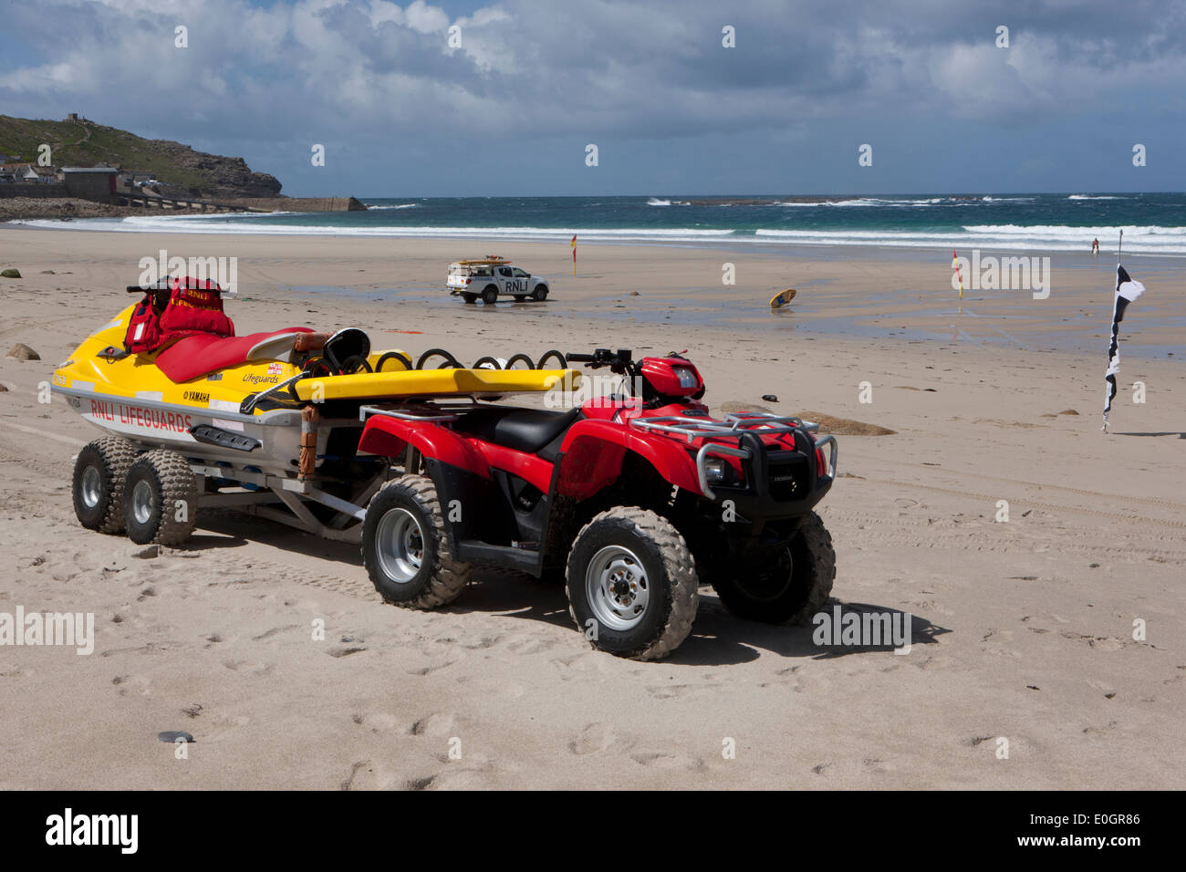 Un sauveteur RNLI's quad et jet ski PWC embarcation de sauvetage et un pick-up sur la plage de Sennen Cornwall. Banque D'Images