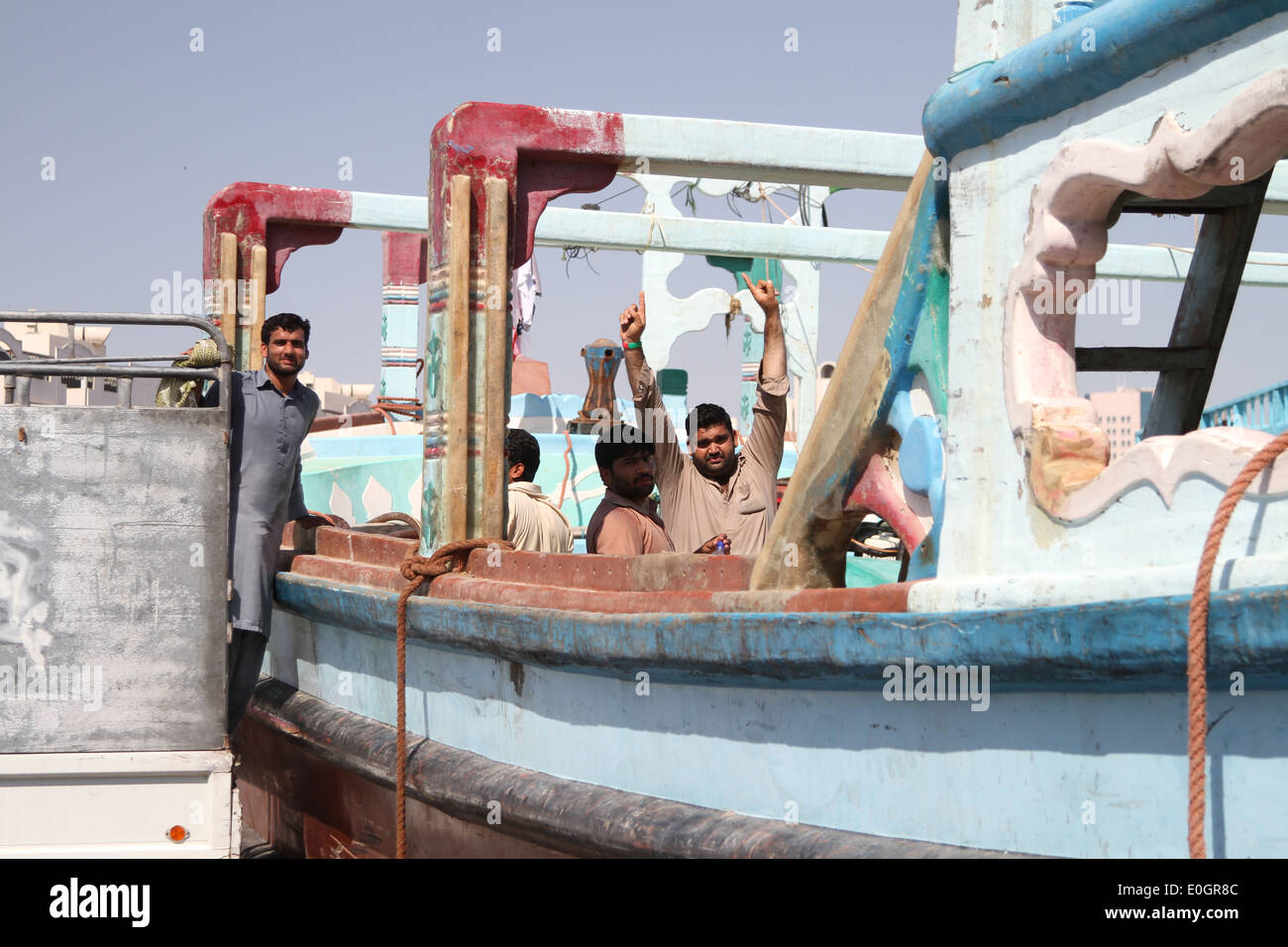 Les travailleurs sur un dhow sur Dubai Creek de prendre une pause de charger leur navire. Banque D'Images