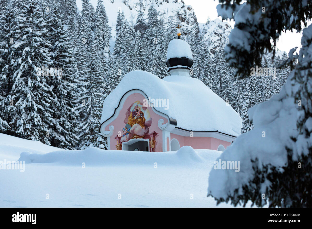 Chapelle Maria Koenigin au lac Lautersee en hiver après la chute de neige, Mittenwald, Werdenfelser Land, Upper Bavaria, Bavaria, Germany Banque D'Images