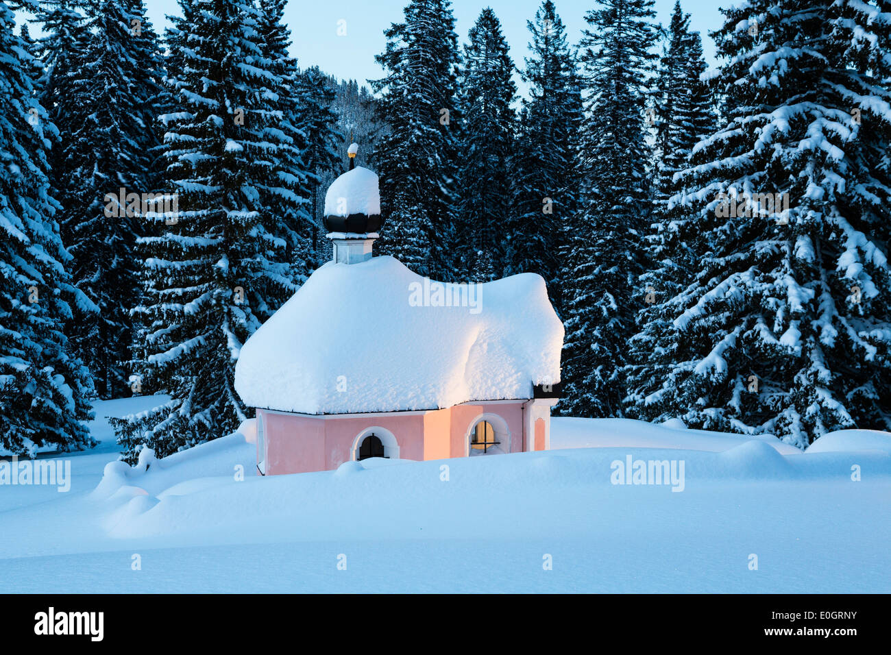 Chapelle Maria Koenigin au lac Lautersee en hiver après la chute de neige, Mittenwald, Werdenfelser Land, Upper Bavaria, Bavaria, Germany Banque D'Images