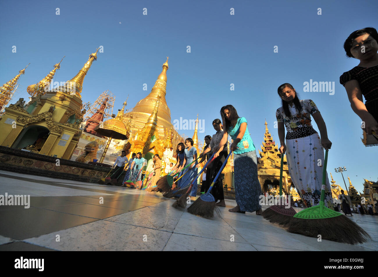 Vue sur la Pagode Shwedagon de Lac Kandawgyi, Yangon, Myanmar, Birmanie, Asie Banque D'Images