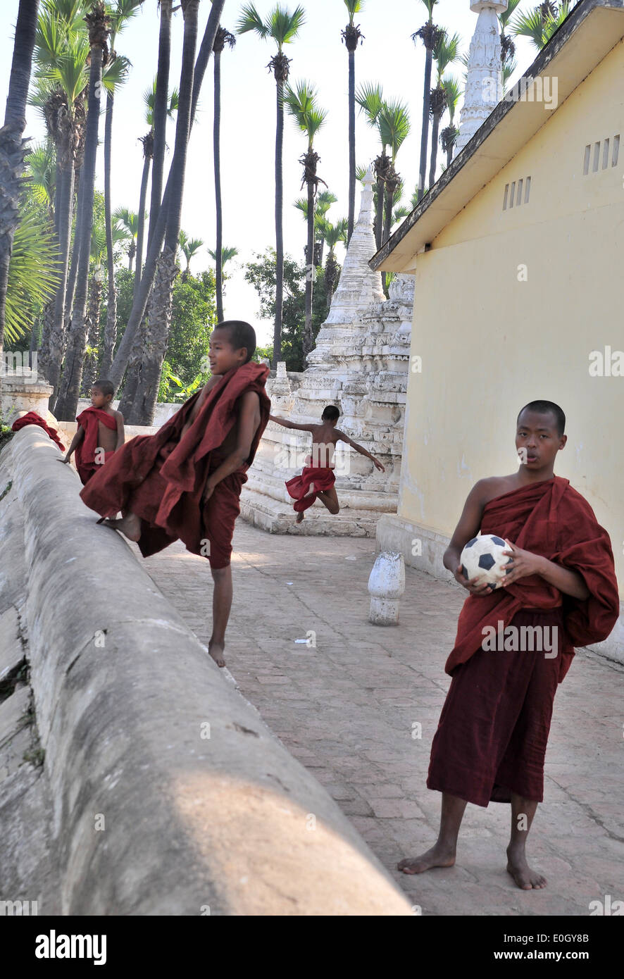 Jeunes moines dans une pagode à Inwa près de Mandalay, Myanmar, Birmanie, Asie Banque D'Images