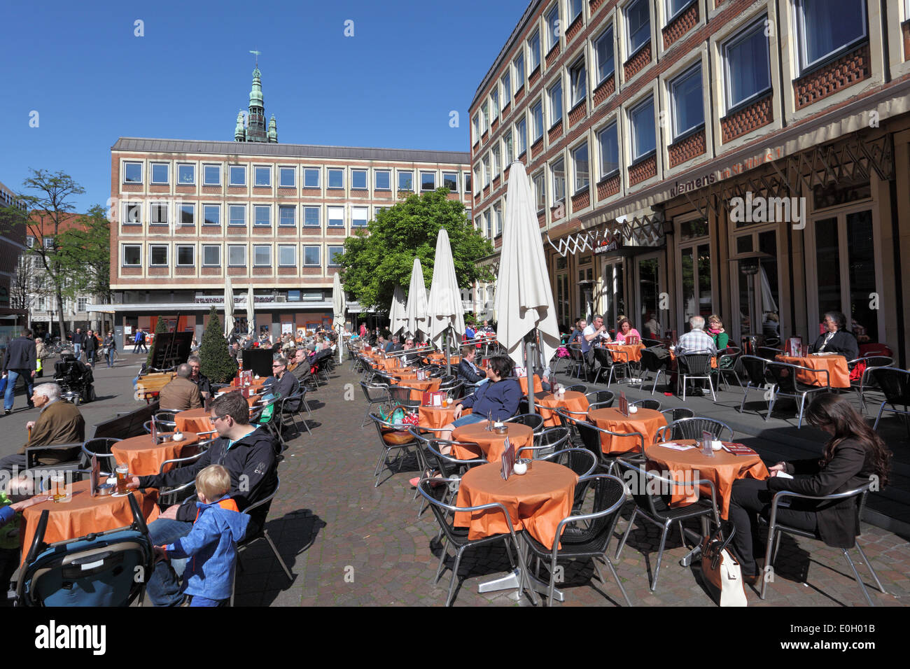 Se détendre dans un café de la rue sur une journée ensoleillée. Ville de Munster en Rhénanie du Nord-Westphalie, Allemagne Banque D'Images