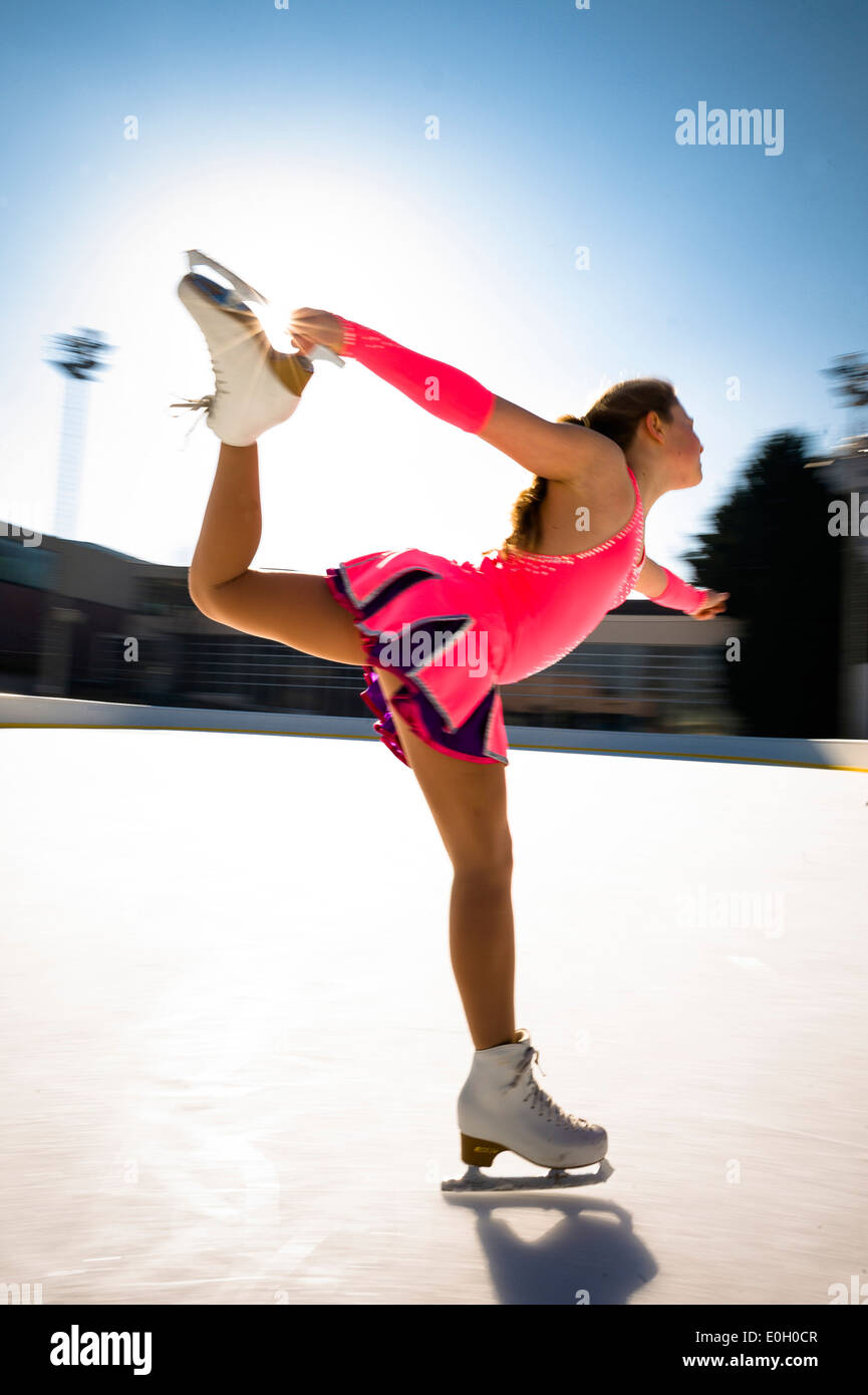La patineuse artistique sur glace patinoire sur la scène Banque D'Images