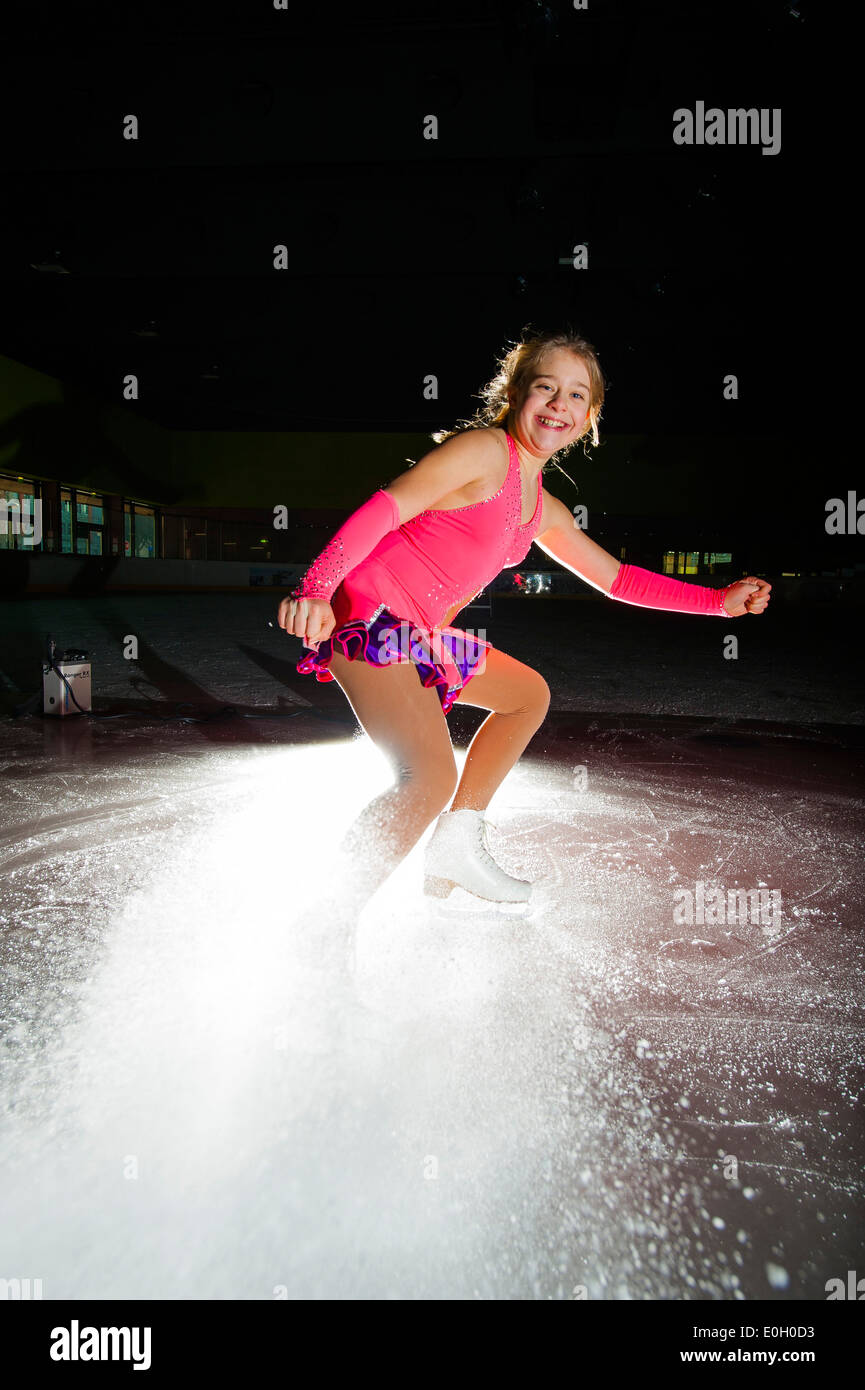 La patineuse artistique sur glace patinoire Banque D'Images