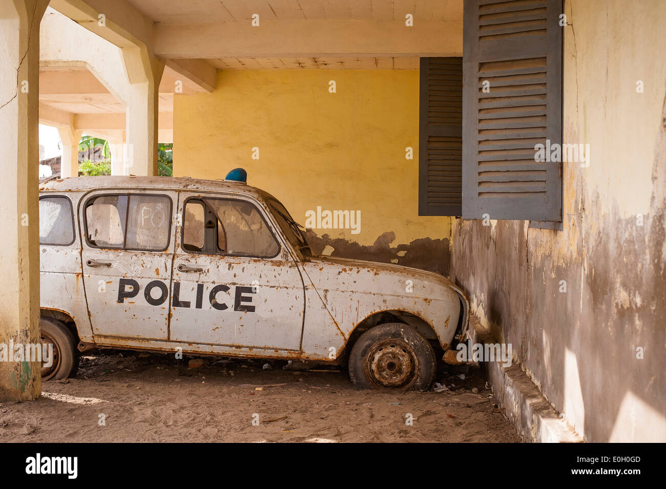 Vieux décrépit, voiture de police, Morondava, Madagascar, Afrique Banque D'Images