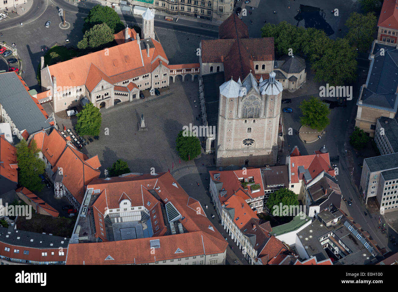 Vue aérienne de Brunswick, avec la place de la vieille ville avec lion statue, cathédrale St Blasii et mairie, Brunswick, Basse-Saxe, Allemagne Banque D'Images