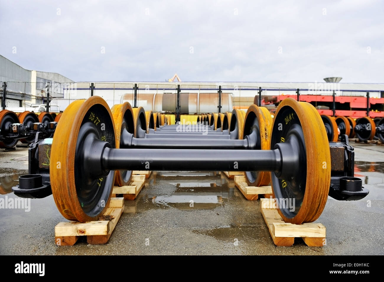 De nouvelles roues ferroviaires sur la ligne d'usine Banque D'Images