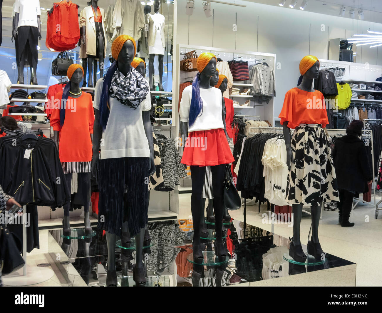 Ministère de la femme, mannequins, H&M Magasin de vêtements de l'Intérieur  à Times Square, New York, USA Photo Stock - Alamy