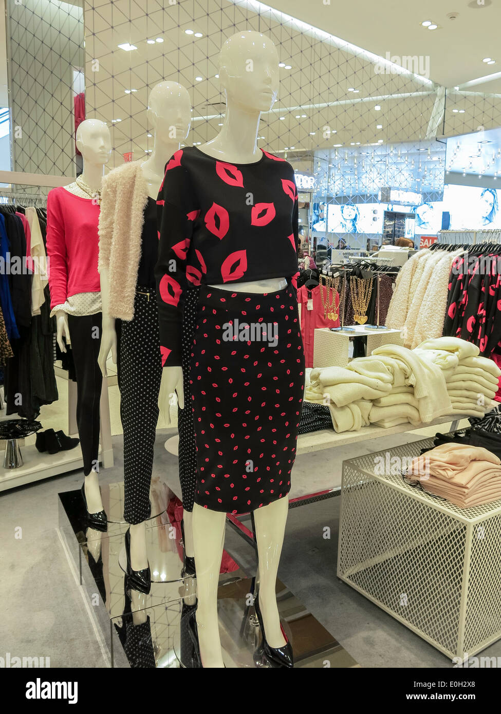 Ministere de la femme mannequins H M Magasin de vetements de l Interieur a Times Square New York USA Photo Stock Alamy