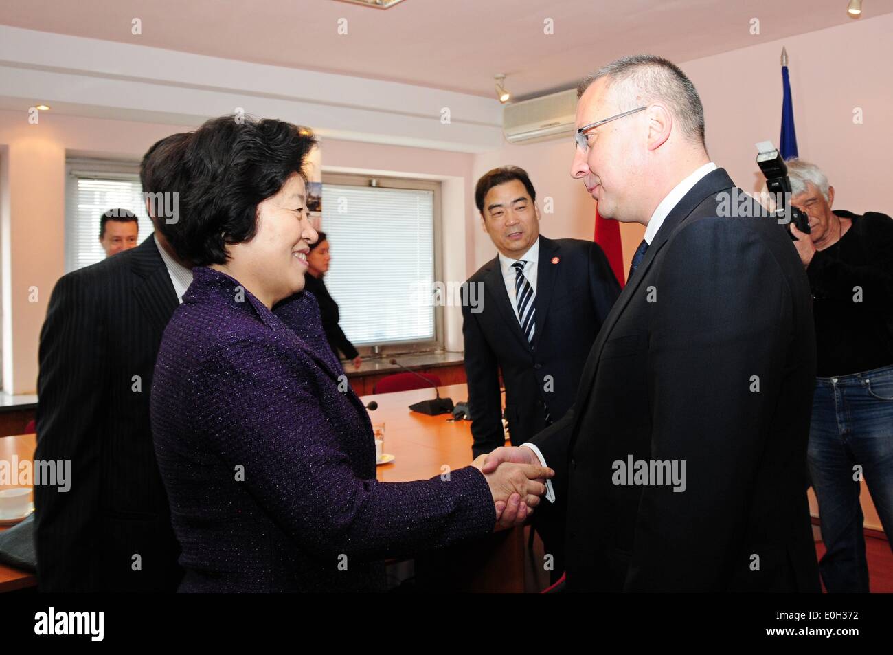 (140513) -- SOFIA, 13 mai 2014 (Xinhua) -- Sun (hailing Wanda L, avant), secrétaire du Parti communiste de Chine (PCC) Tianjin Comité Municipal, rencontre avec la chef du Parti socialiste bulgare Sergei Stanishev à Sofia, Bulgarie, le 13 mai 2014. (Xinhua/Chen Hang) (lmz) Banque D'Images