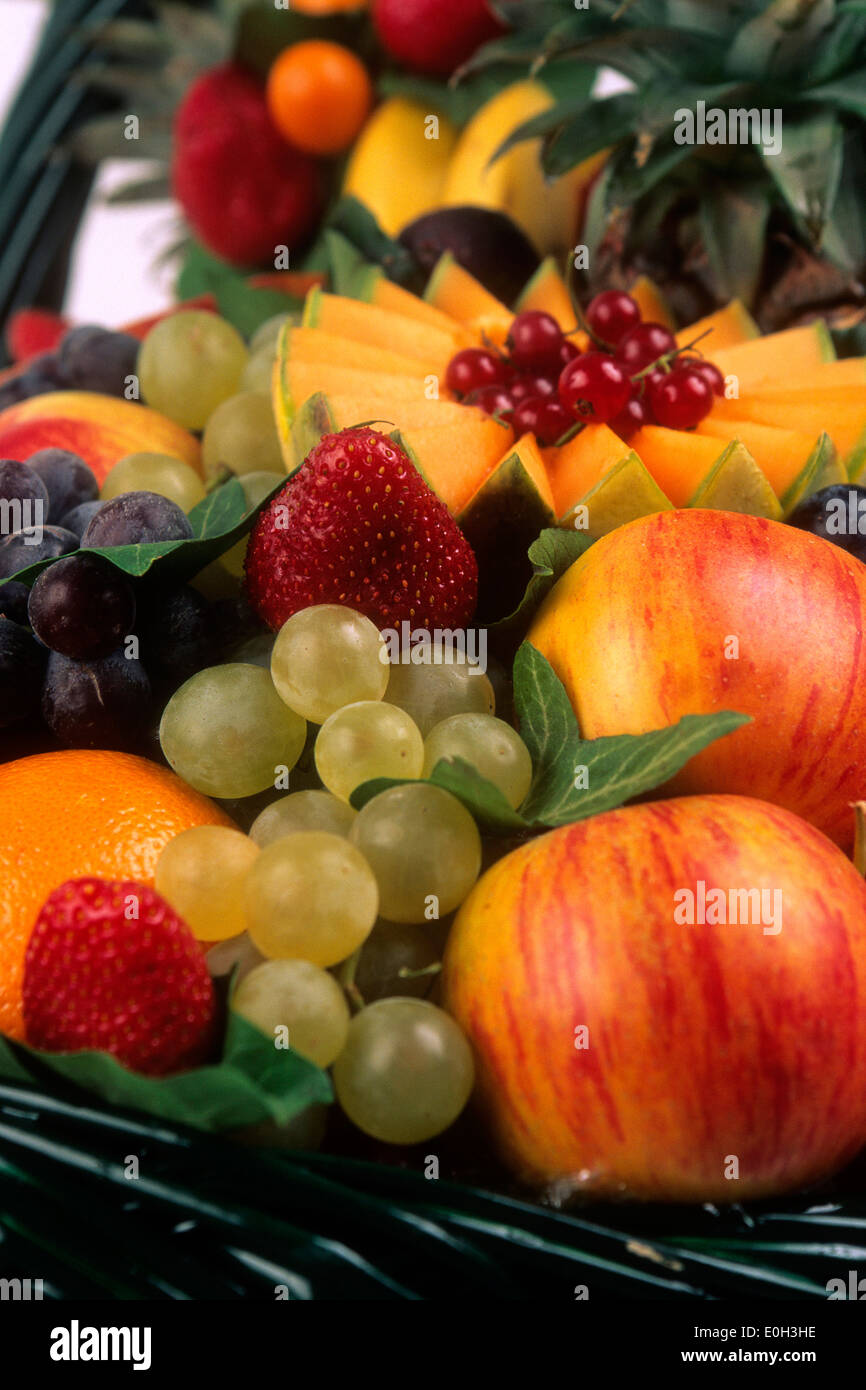 Variété de fruits, kiwi, raisins, melons, groseilles, fraises, poire Banque D'Images