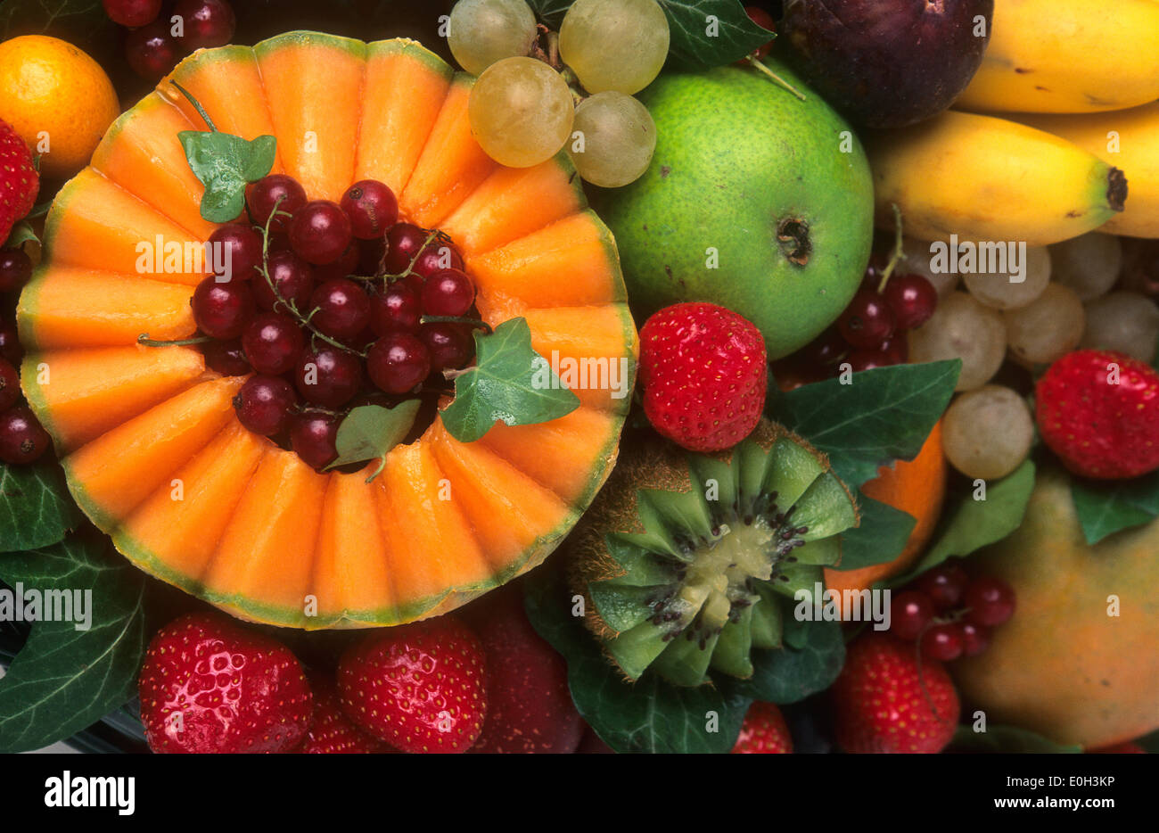 Variété de fruits, kiwi, raisins, melons, groseilles, fraises, poire Banque D'Images