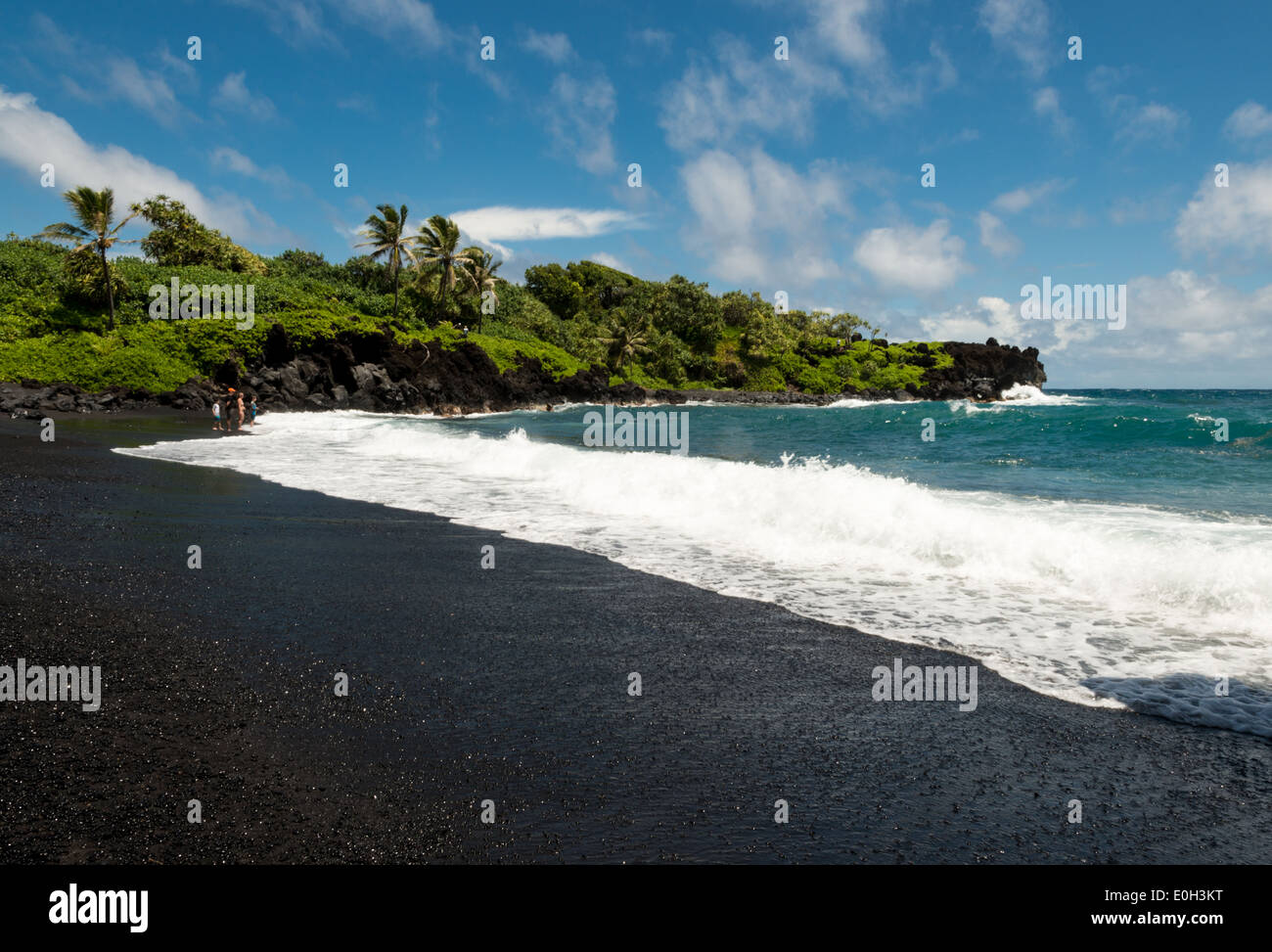 Plage de sable noir à Wainapanapa State Park, Maui Banque D'Images