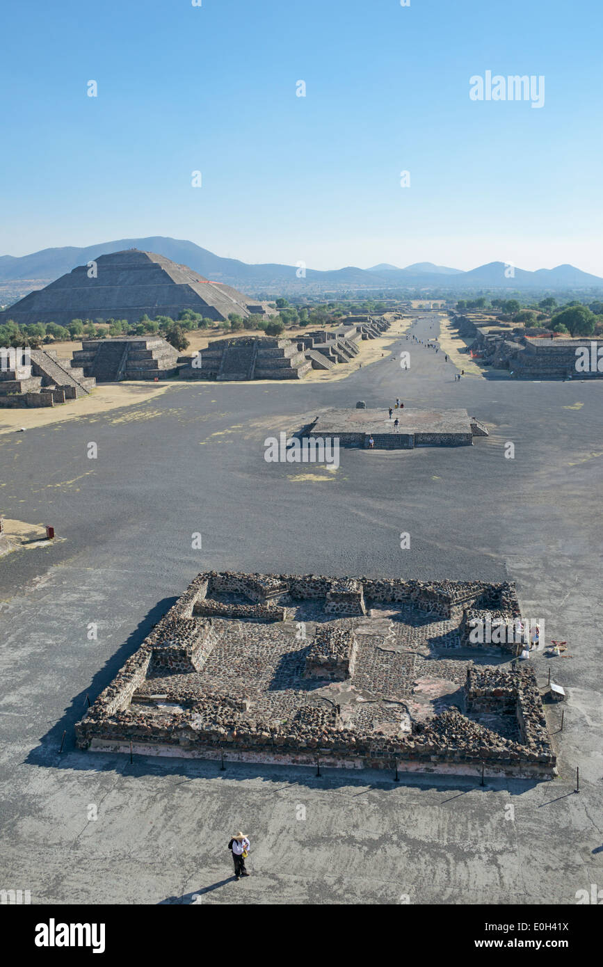 Avenue des Morts et pyramide du Soleil à partir de la pyramide de la Lune Teotihuacan au Mexique Banque D'Images