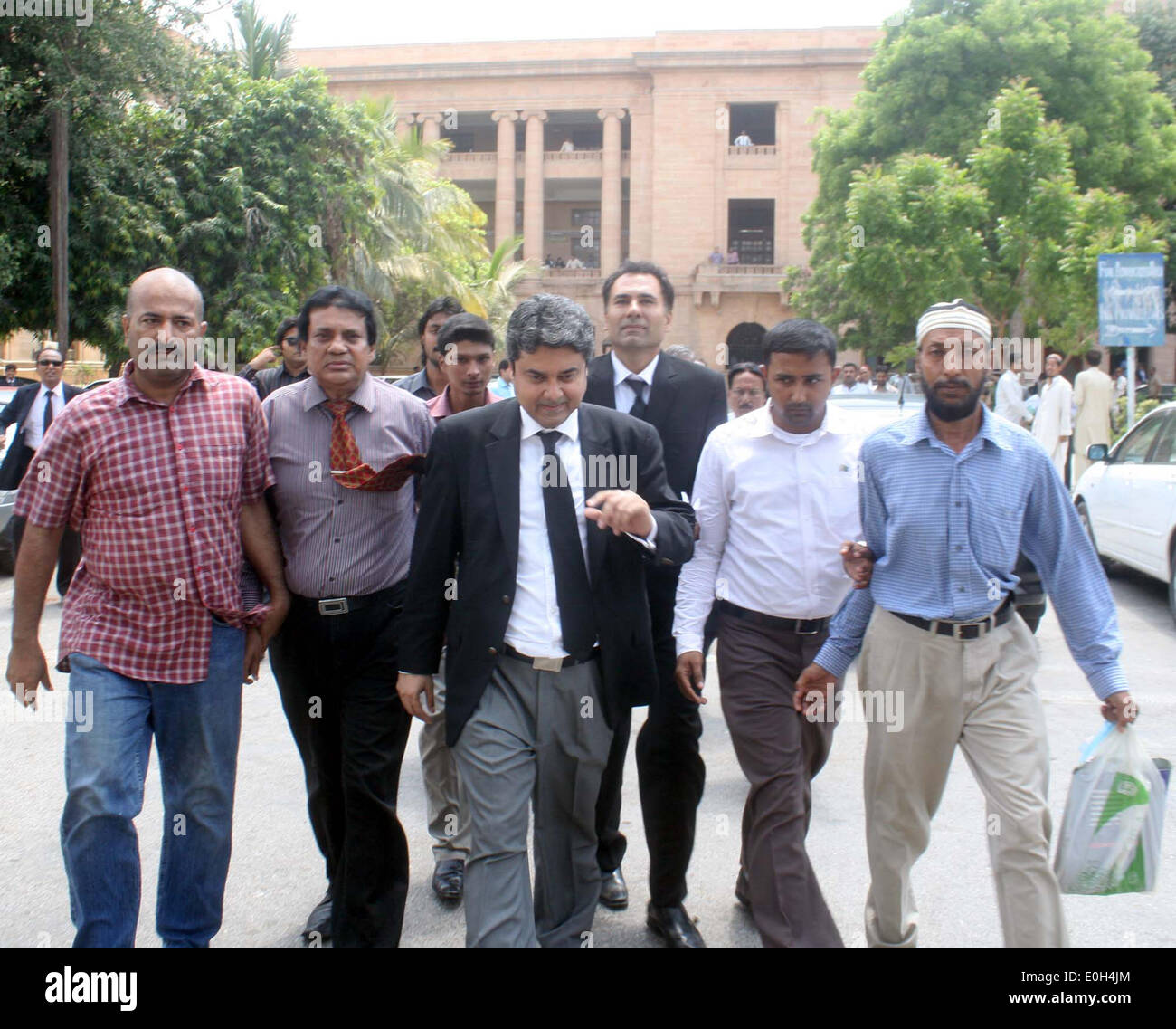 Avocat Farogh Naseem, avocat de l'ancien dirigeant militaire Pervez Musharraf, quitte la Haute Cour du Sind locaux après audition sur le général à la retraite s'applique à son nom ont exclu de la liste de contrôle de sortie (ECL), à la Haute Cour du Sind à Karachi le mardi 13 mai 2014. Banque D'Images