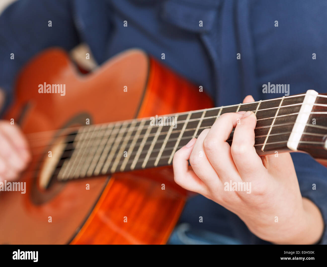 Femme joue sur guitare acoustique classique close up Banque D'Images