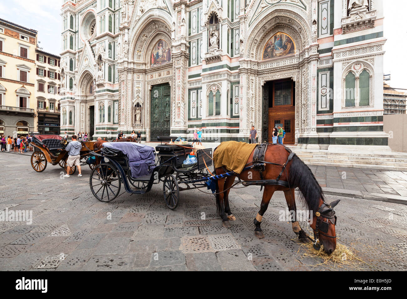 Balade en calèche en face de la cathédrale Santa Maria del Fiore, Florence, Toscane, Italie, Europe Banque D'Images