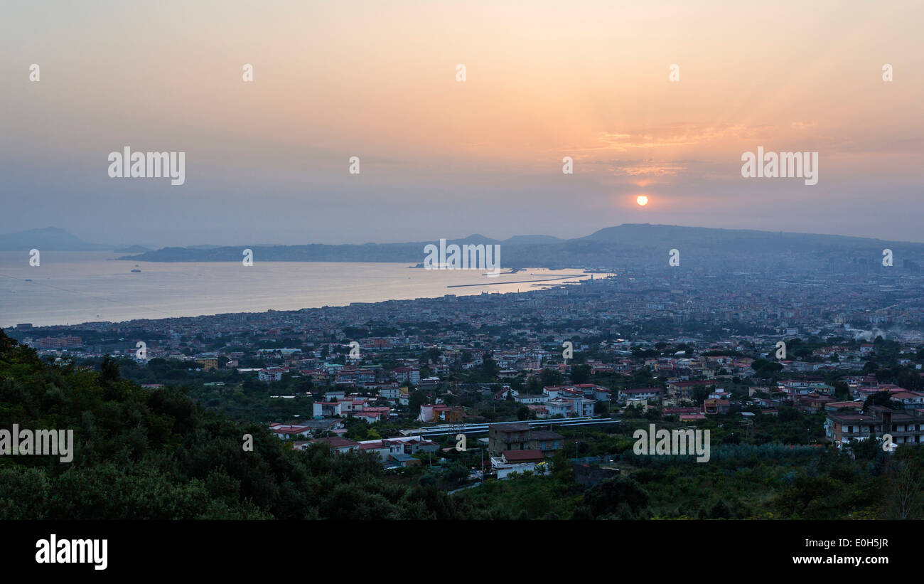 Au coucher du soleil de Naples, Golfe de Naples, Campanie, Italie, Europe Banque D'Images