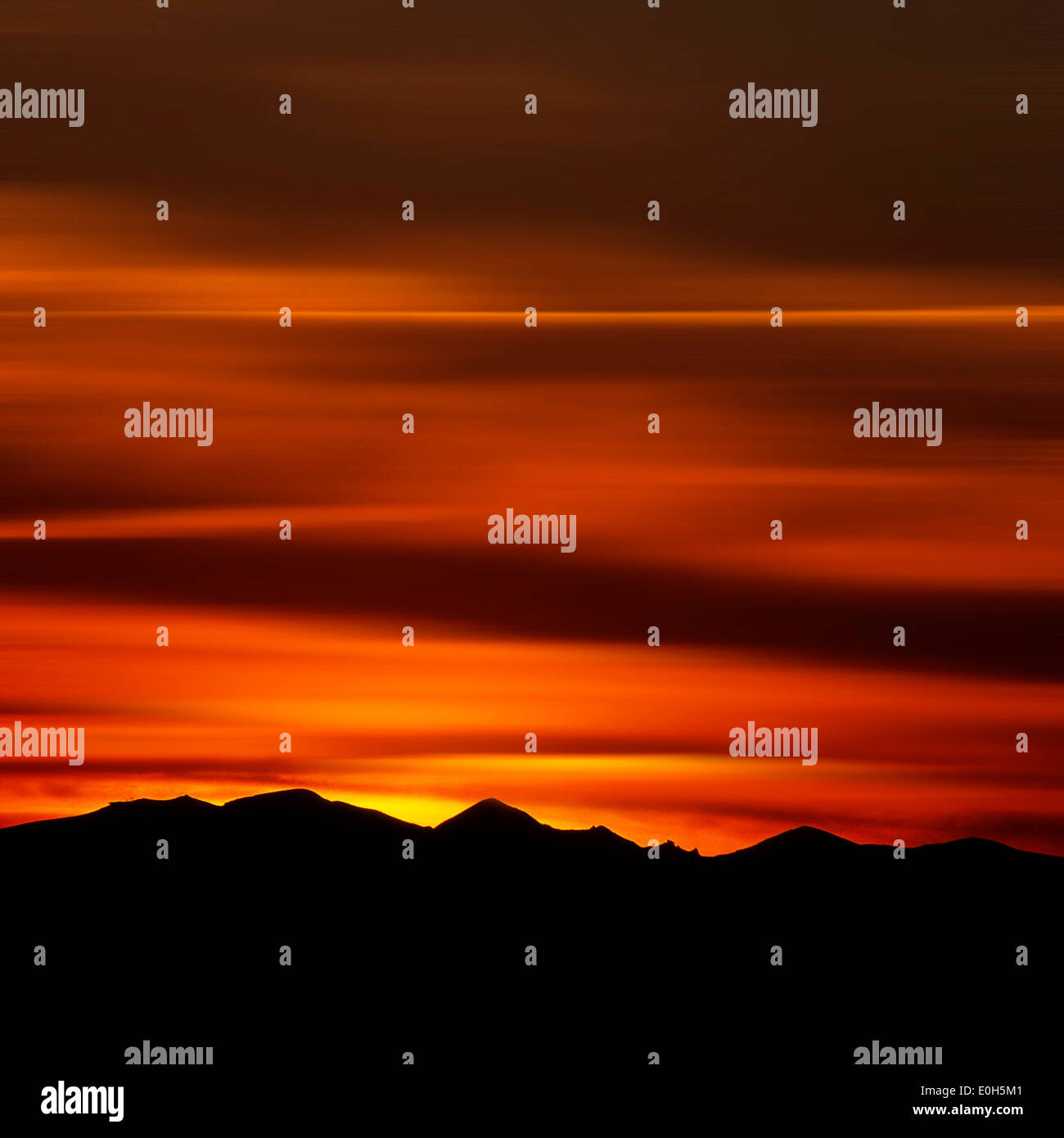 Coucher de soleil sur la montagne dans le Massif du Sancy, France avec ciel rouge Banque D'Images