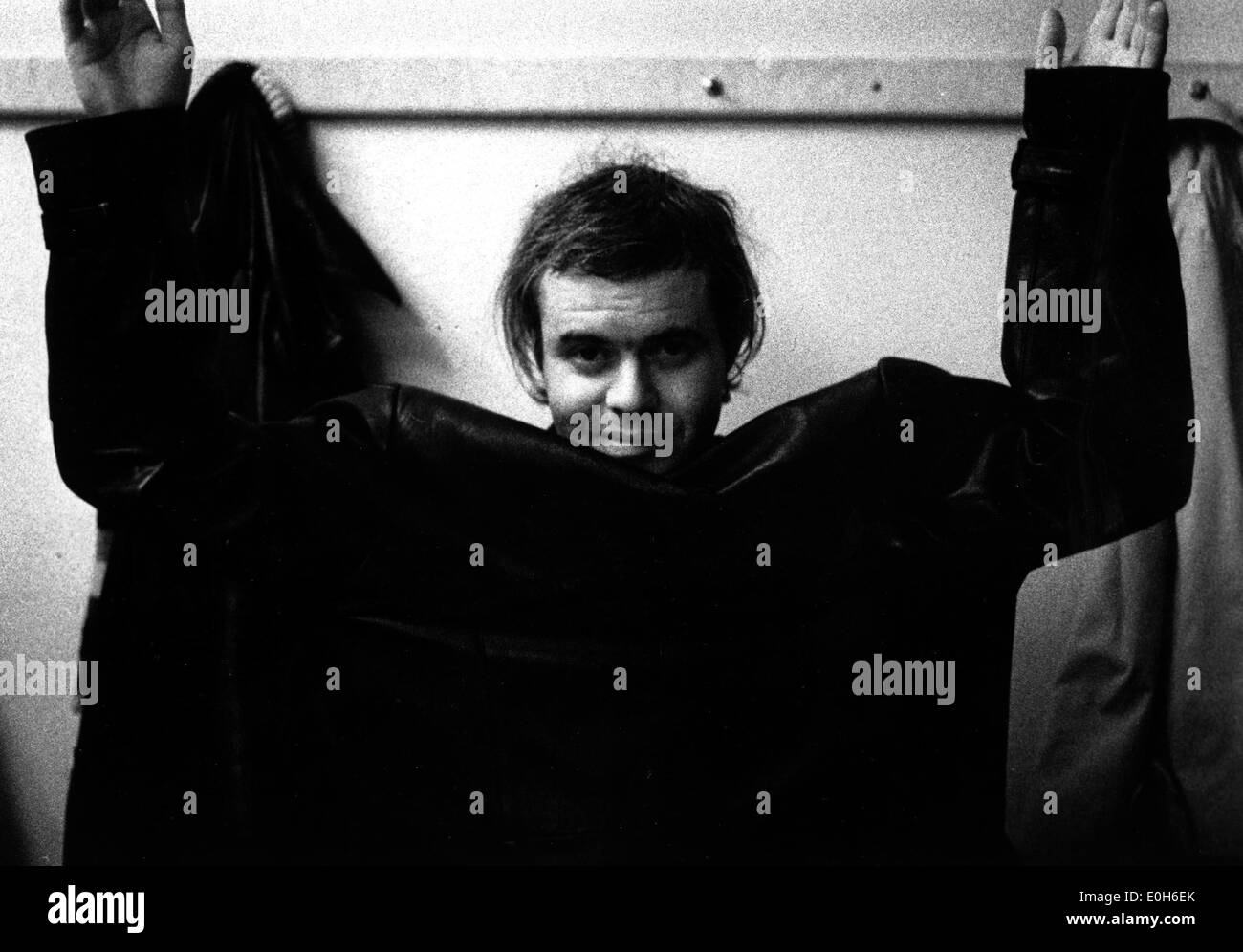 12 mai 2014 - artiste et designer suisse H. R. Giger, est décédé à l'âge de 74 ans. Giger est mort dans un hôpital le lundi après qu'il soit tombé dans les escaliers à sa Zurich accueil. Né en 1940, Giger était surtout connu pour son "monstre Zombie Holocaust' dans R. Scott, chef-d'horreur de science-fiction "étranger" pour lequel il remporte un Oscar des effets visuels en 1980. Il a étudié l'architecture et design industriel à Zurich et a été connu pour la création d'étranges dreamscapes. 1998, Giger a ouvert son propre musée dans la région de Gruyères, Suisse, qui, aux côtés de ses propres peintures et sculptures, présente des œuvres de sa propre collection d'art. Le musée est géré par l'ar Banque D'Images