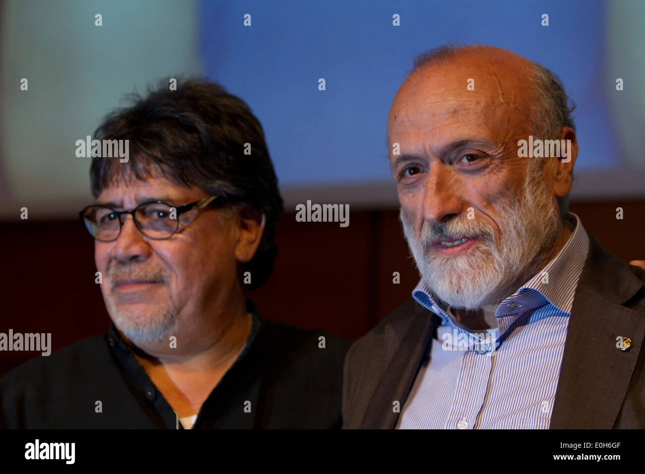 L'écrivain Luis Sepulveda (à gauche) et le fondateur du mouvement Slow Food Carlo Petrini (à droite) lors d'une conférence au Salon du livre de Turin Banque D'Images