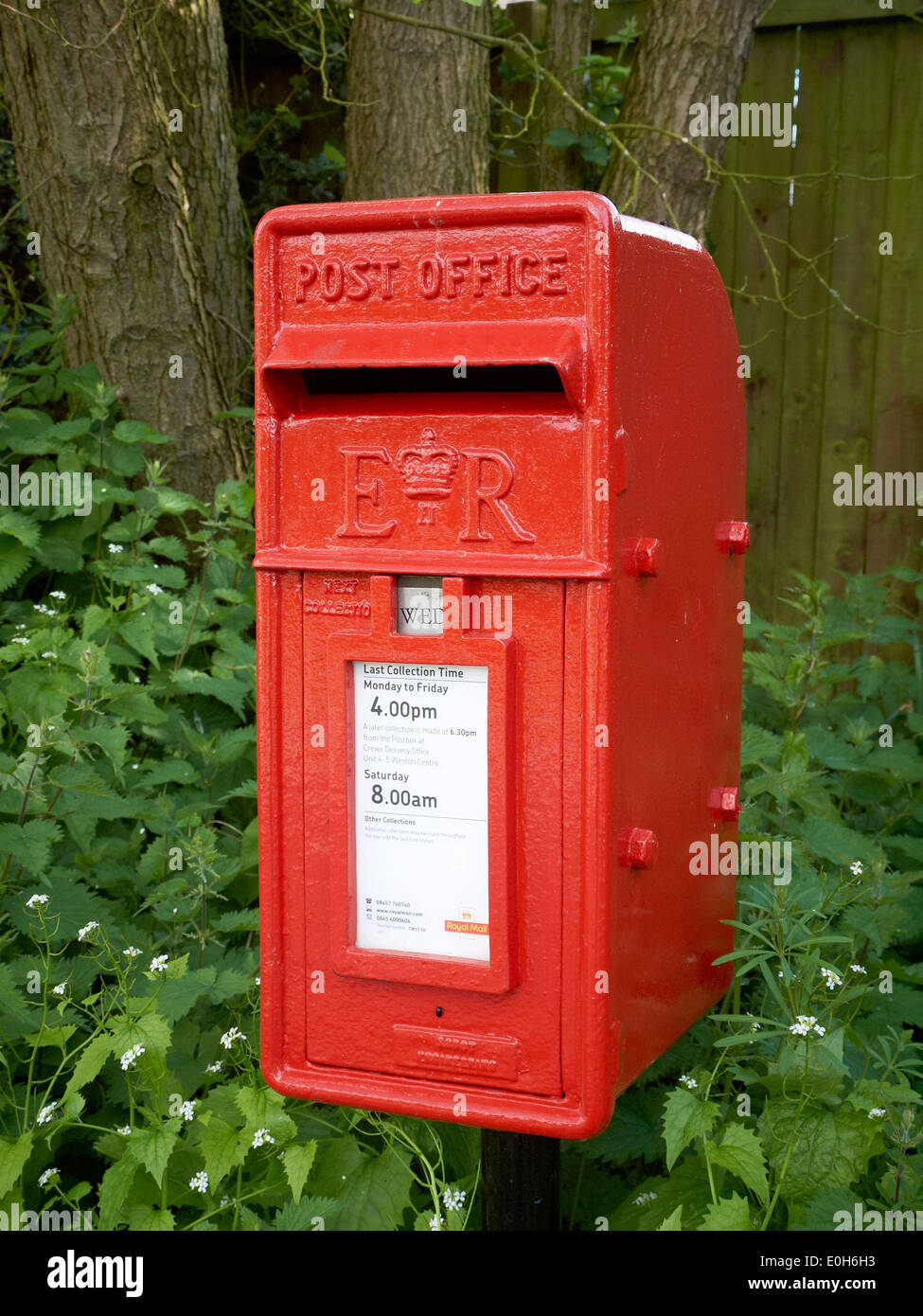 Boite aux lettres rouge traditionnel dans la campagne du Cheshire UK Banque D'Images