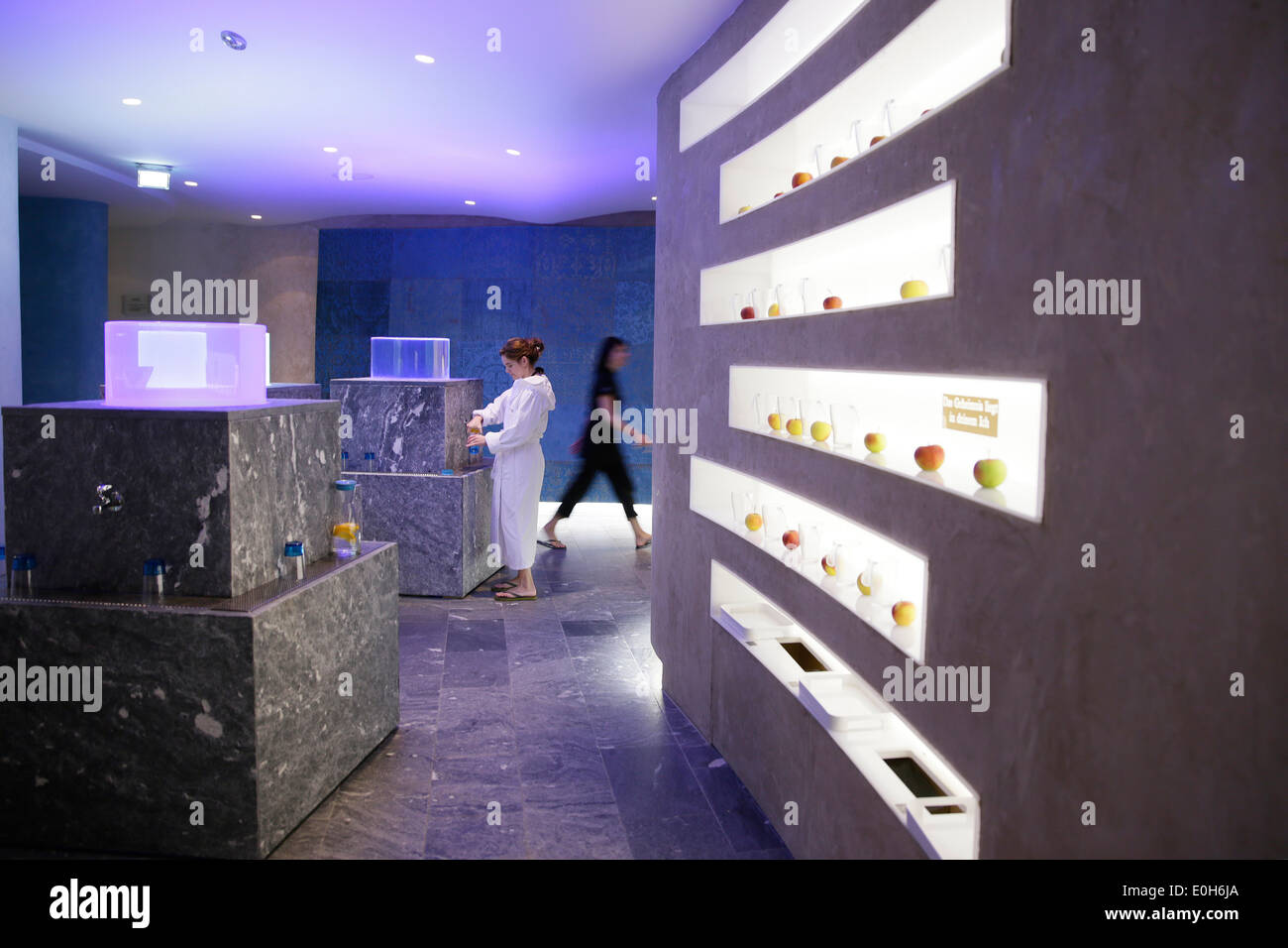 Pompe d'eau de source dans un hôtel spa, Wengen, vallée de Tannheim, Tyrol, Autriche Banque D'Images