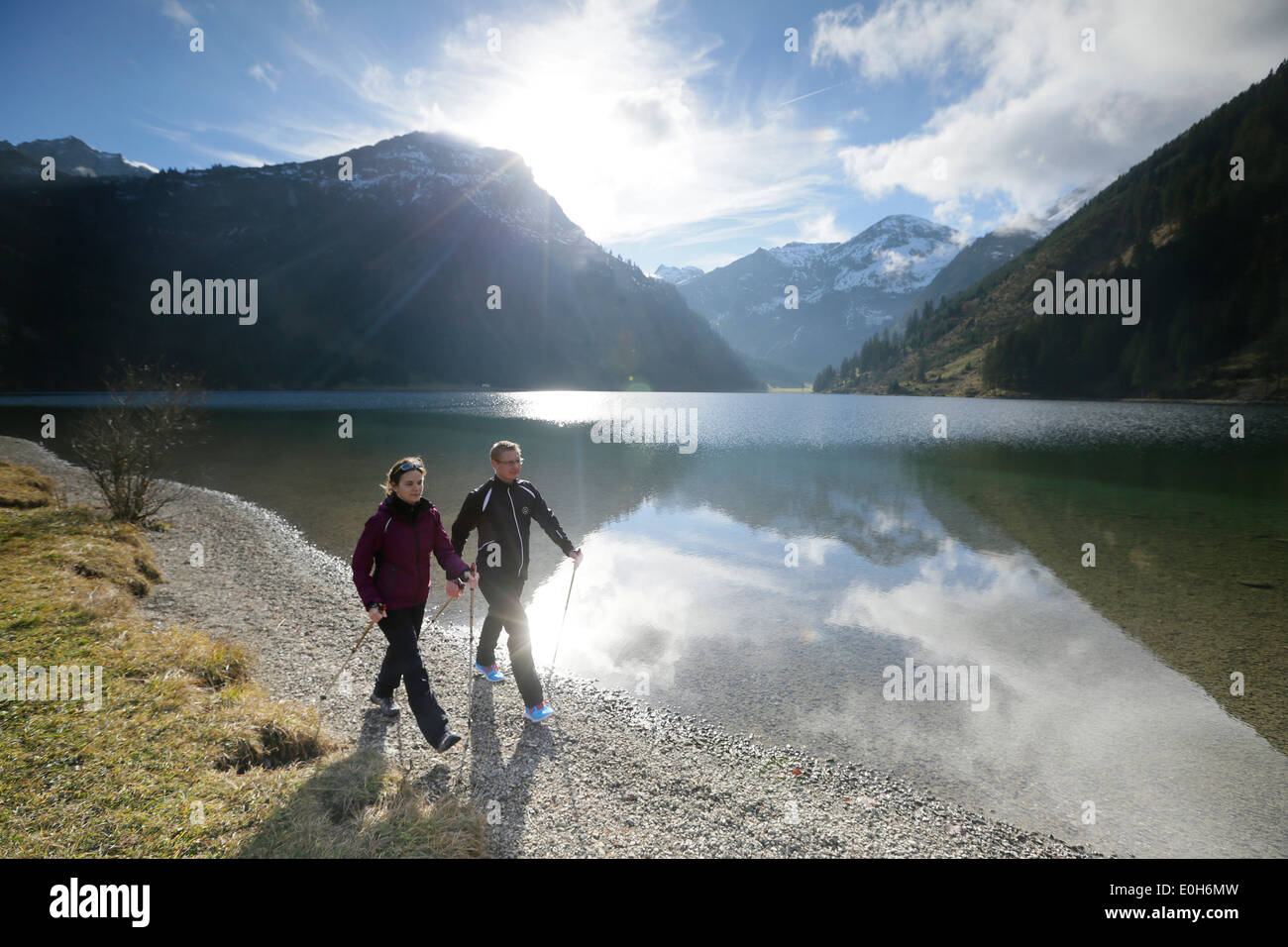 Deux randonneurs au lac Woman Jogging in forest, vallée de Tannheim, Tyrol, Autriche Banque D'Images