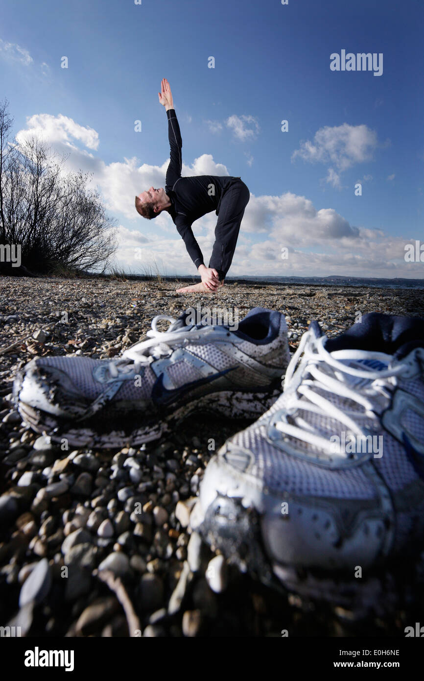 Jogger l'exercice de yoga, Ambach, Munsing, Bavière, Allemagne Banque D'Images