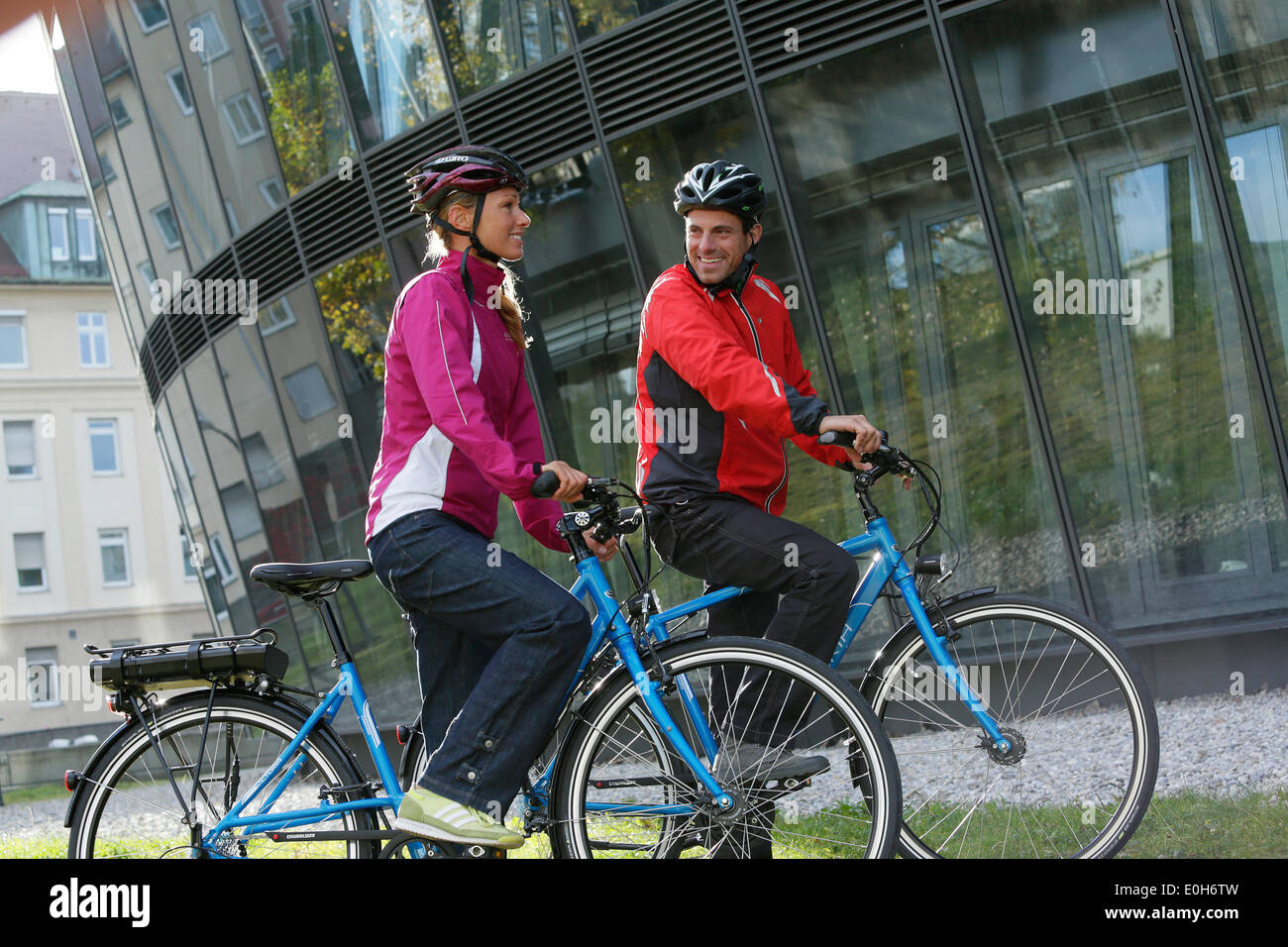 Couple avec e-bikes, Munich, Bavière, Allemagne Banque D'Images