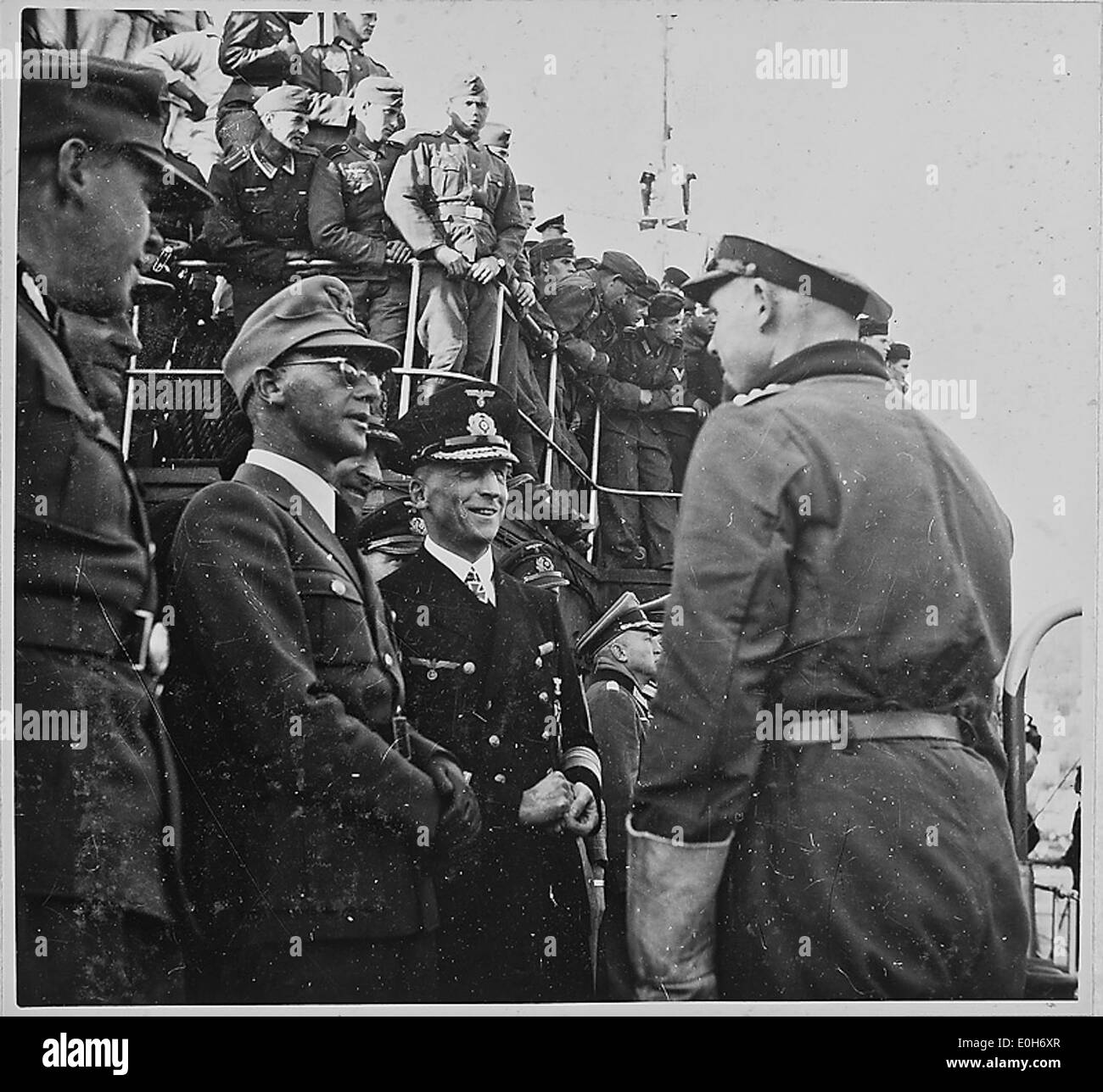 L'amiral Schmundt RK und im Gespräch mit einem U-Bootkommandanten, liens : RKS und Otte Banque D'Images